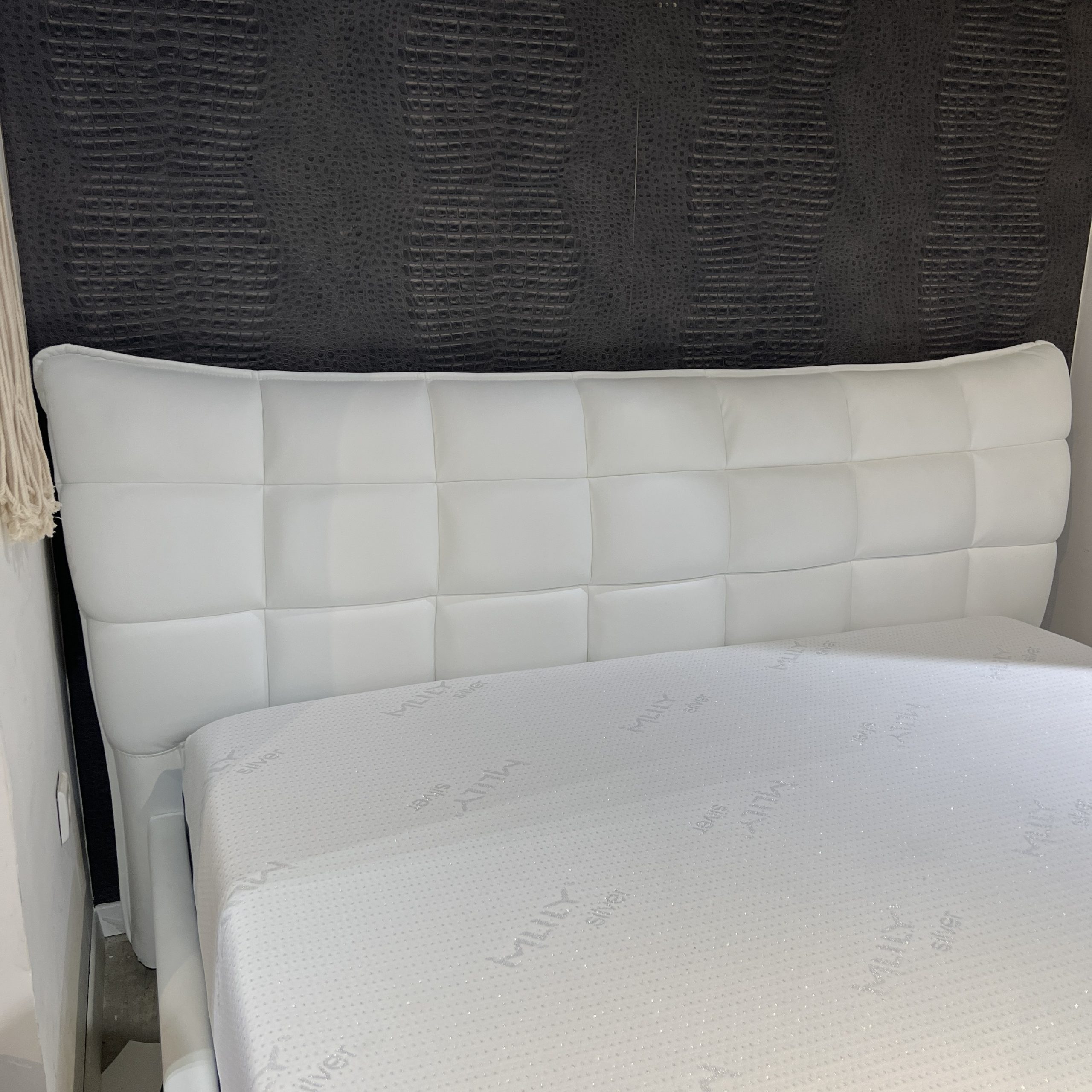 מיטה קוביות עור לבן דגם קימי מיטה קוביות עור לבן דגם קימי