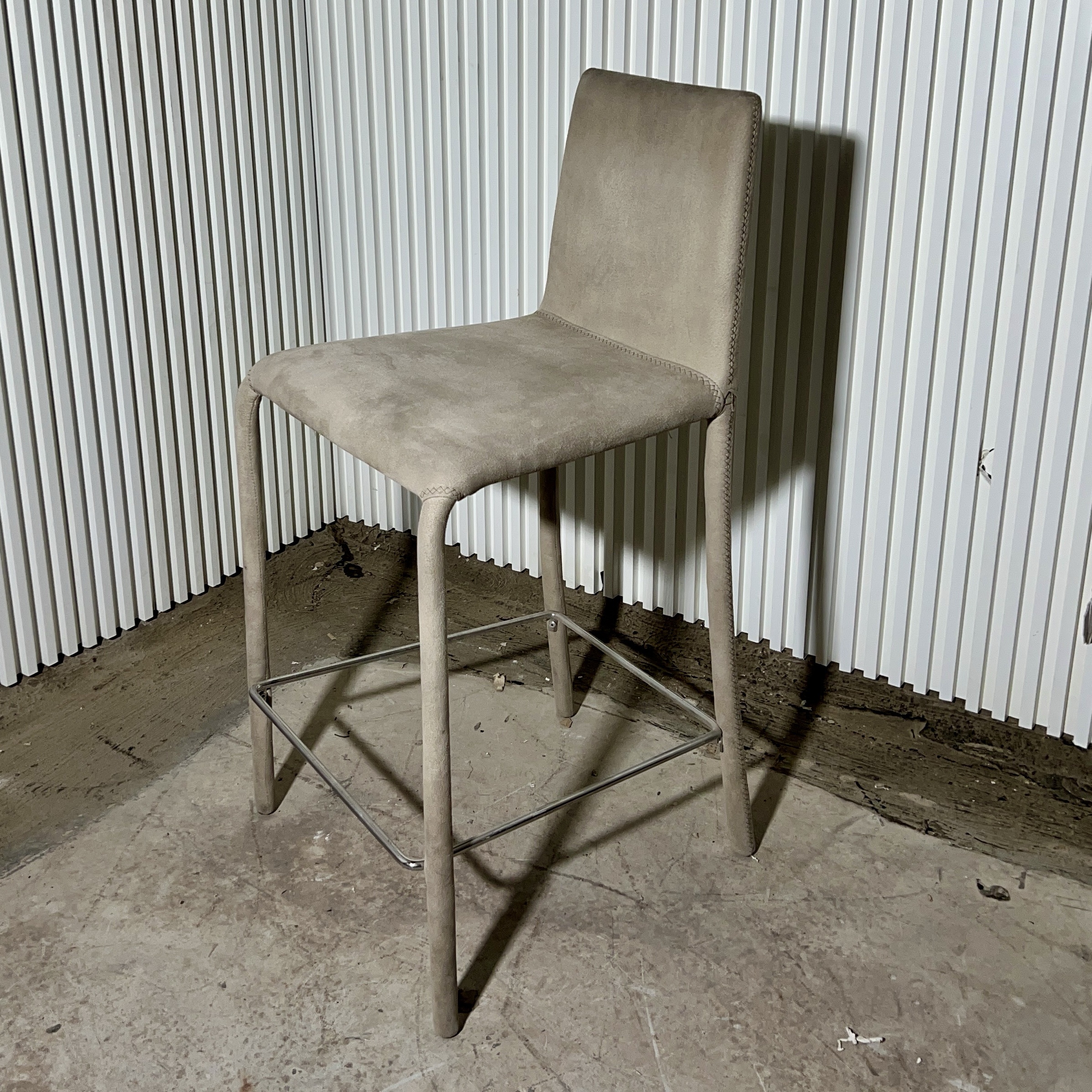 כיסא בר יוקרתי בז דגם נאיה כיסא בר יוקרתי בז דגם נאיה