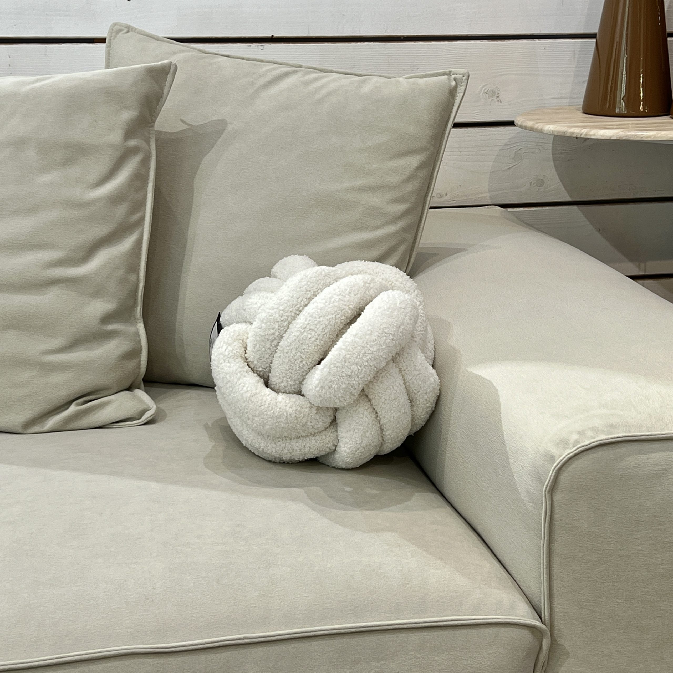 כרית כדור קלוע בוקלה שמנת דגם סופיטל כרית כדור קלוע בוקלה שמנת דגם סופיטל