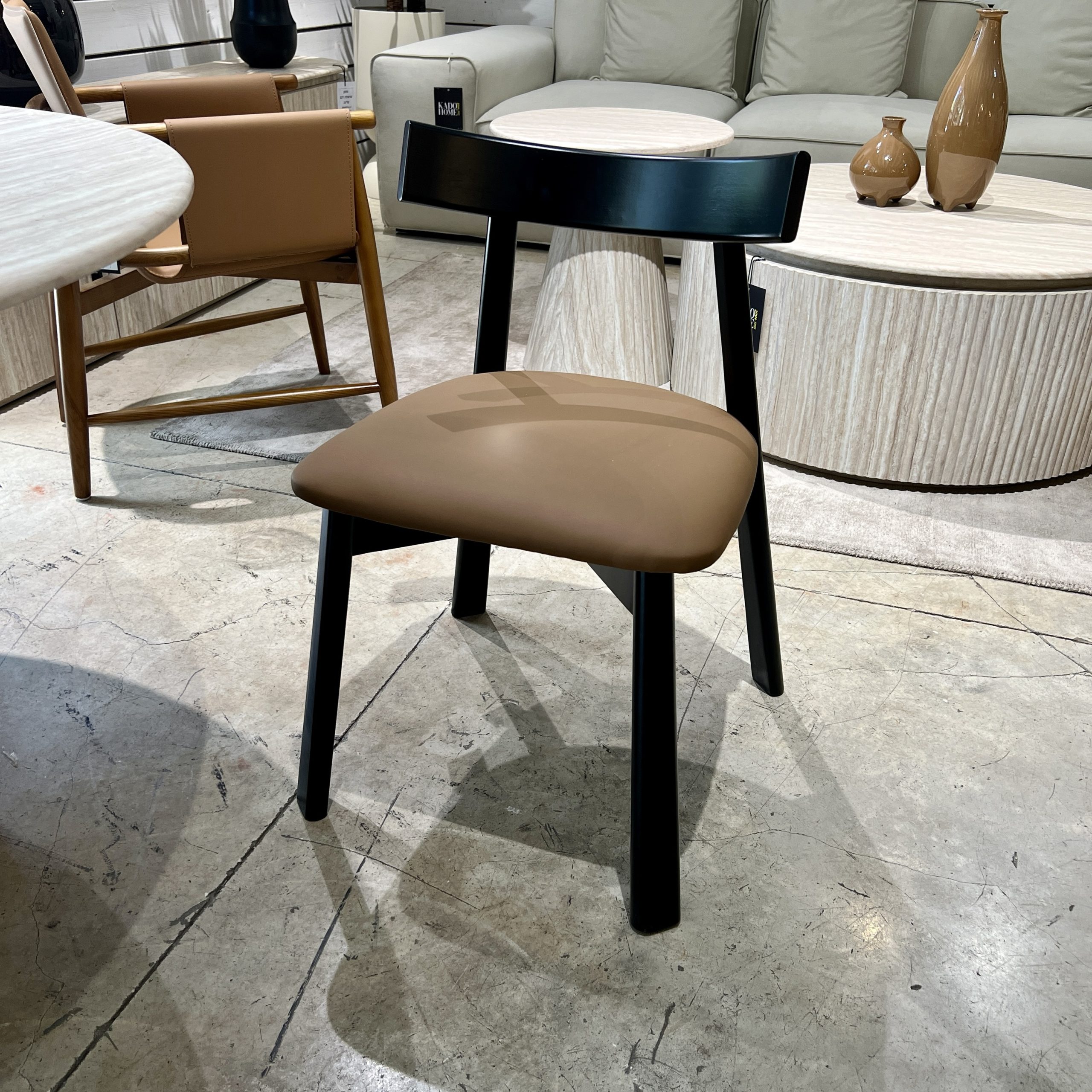 כיסא מתיאס דמוי עור כאמל דגם סופיטל כיסא מתיאס דמוי עור כאמל דגם סופיטל