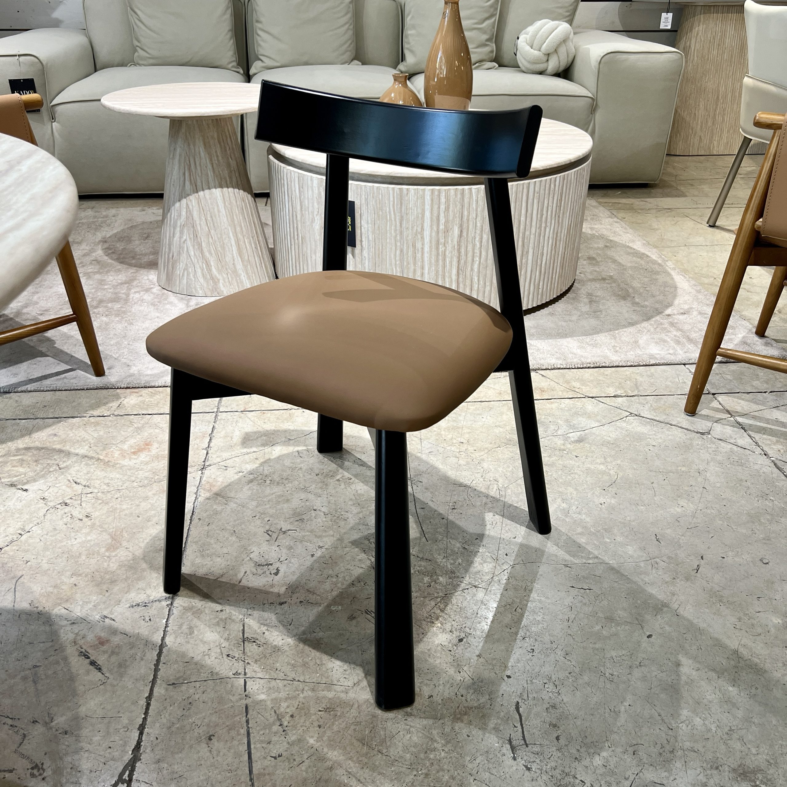 כיסא מתיאס דמוי עור כאמל דגם סופיטל כיסא מתיאס דמוי עור כאמל דגם סופיטל