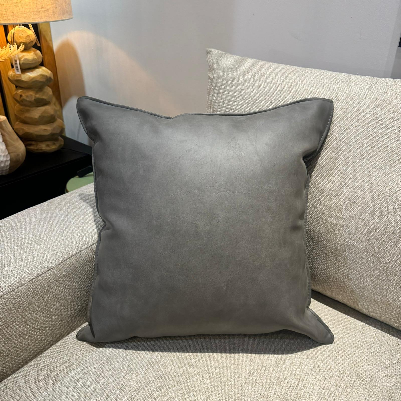 כרית נוי מרובעת דמוי עור אפור