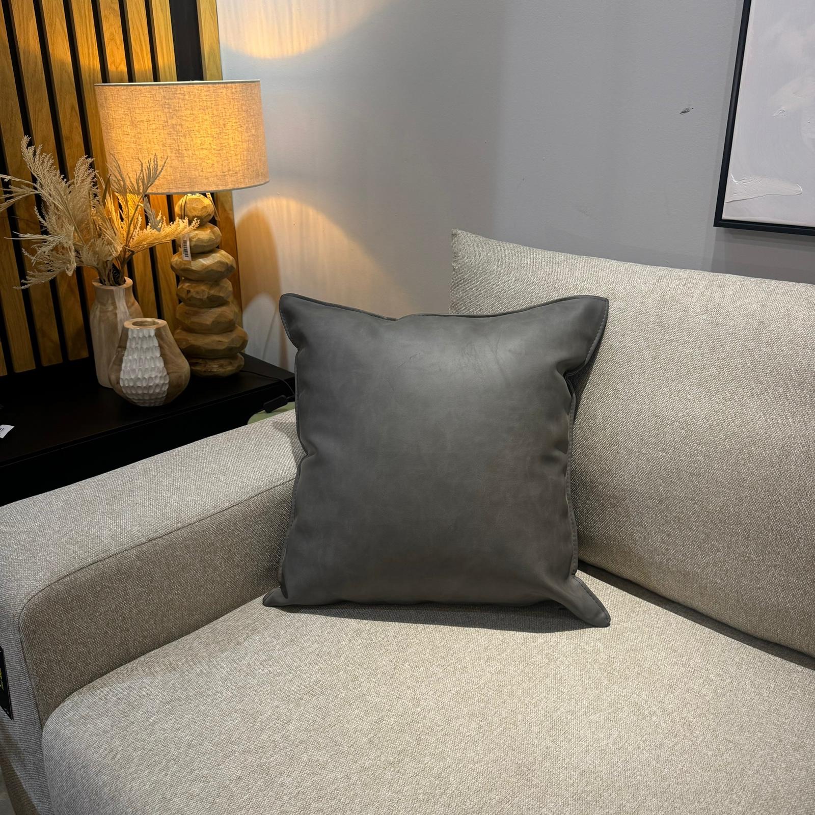 כרית נוי מרובעת דמוי עור אפור