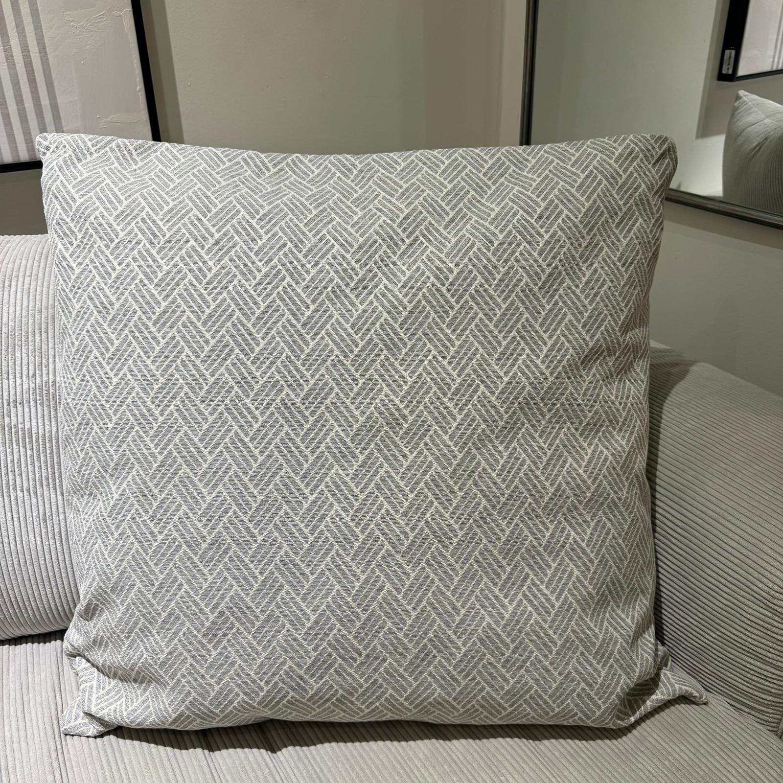 כרית נוי מרובעת גדולה טקסטורה אפור שמנת כרית נוי מרובעת גדולה טקסטורה אפור שמנת