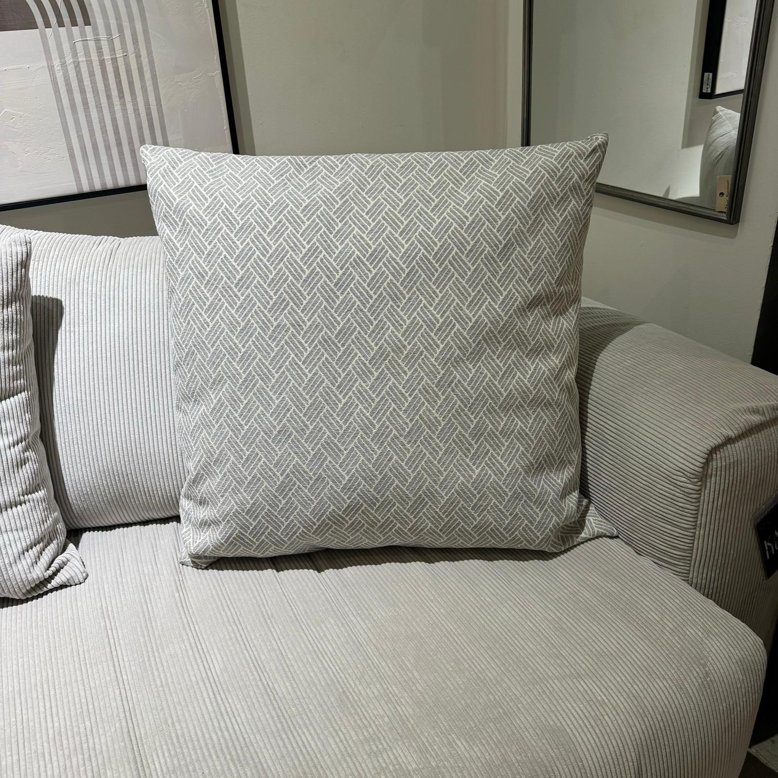 כרית נוי מרובעת גדולה טקסטורה אפור שמנת כרית נוי מרובעת גדולה טקסטורה אפור שמנת