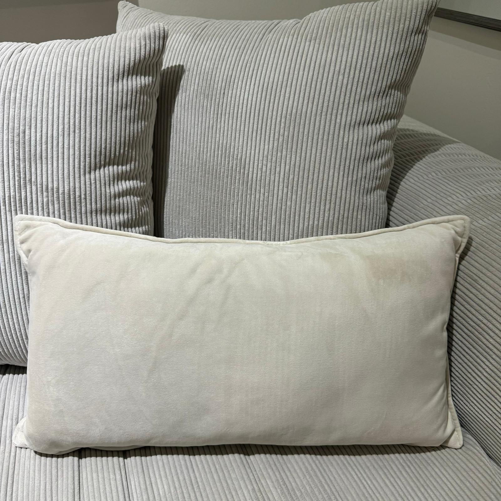 כרית נוי מלבנית קטיפה בז שמנת כרית נוי מלבנית קטיפה בז שמנת