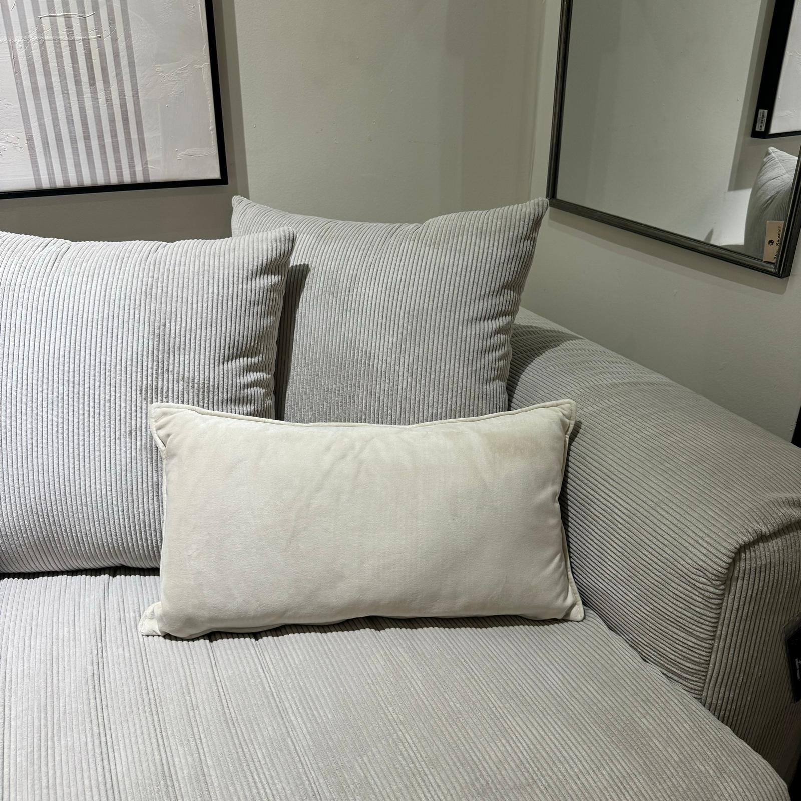 כרית נוי מלבנית קטיפה בז שמנת כרית נוי מלבנית קטיפה בז שמנת