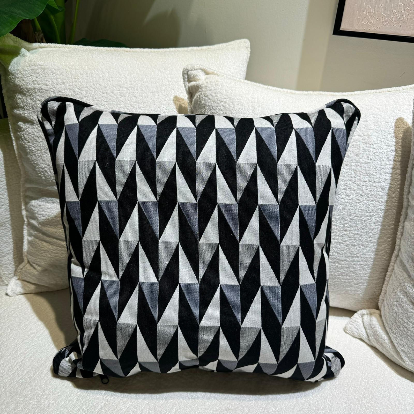 כרית נוי מרובעת שחור אפור טקסטורה כרית נוי מרובעת שחור אפור טקסטורה