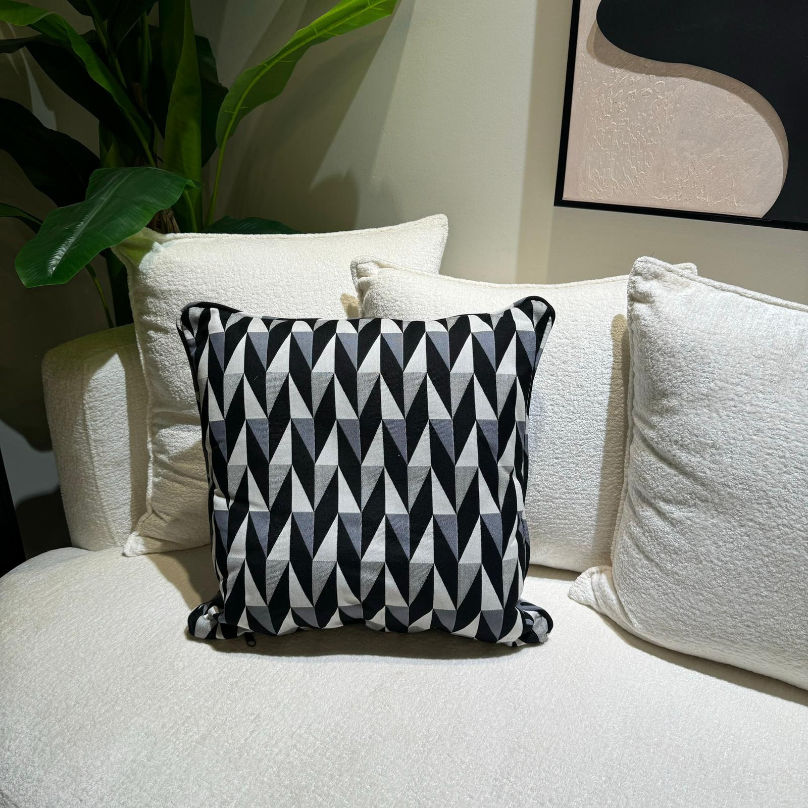 כרית נוי מרובעת שחור אפור טקסטורה כרית נוי מרובעת שחור אפור טקסטורה