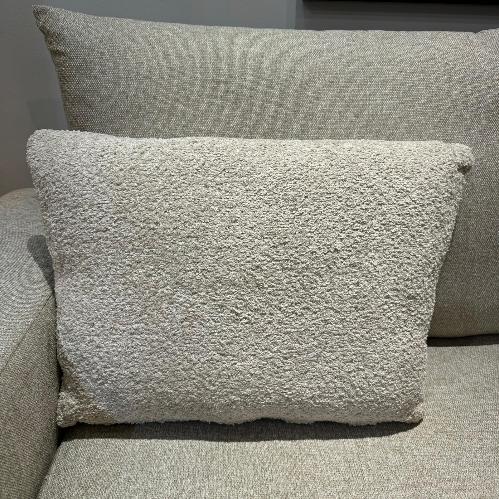 כרית נוי מלבנית בוקלה בז כרית נוי מלבנית בוקלה בז