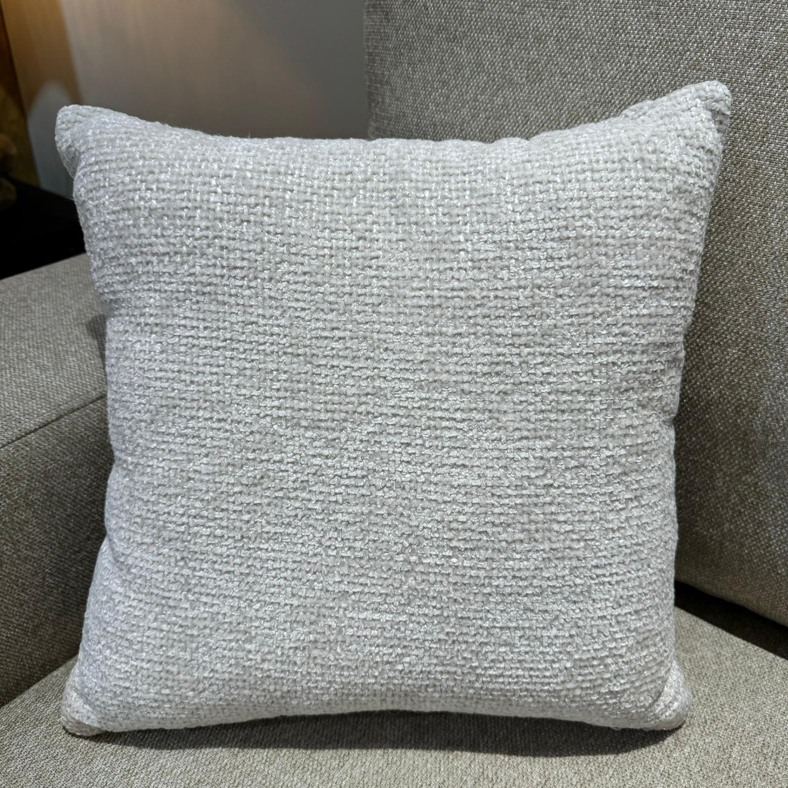 כרית נוי מרובעת אריג שמנת כרית נוי מרובעת אריג שמנת