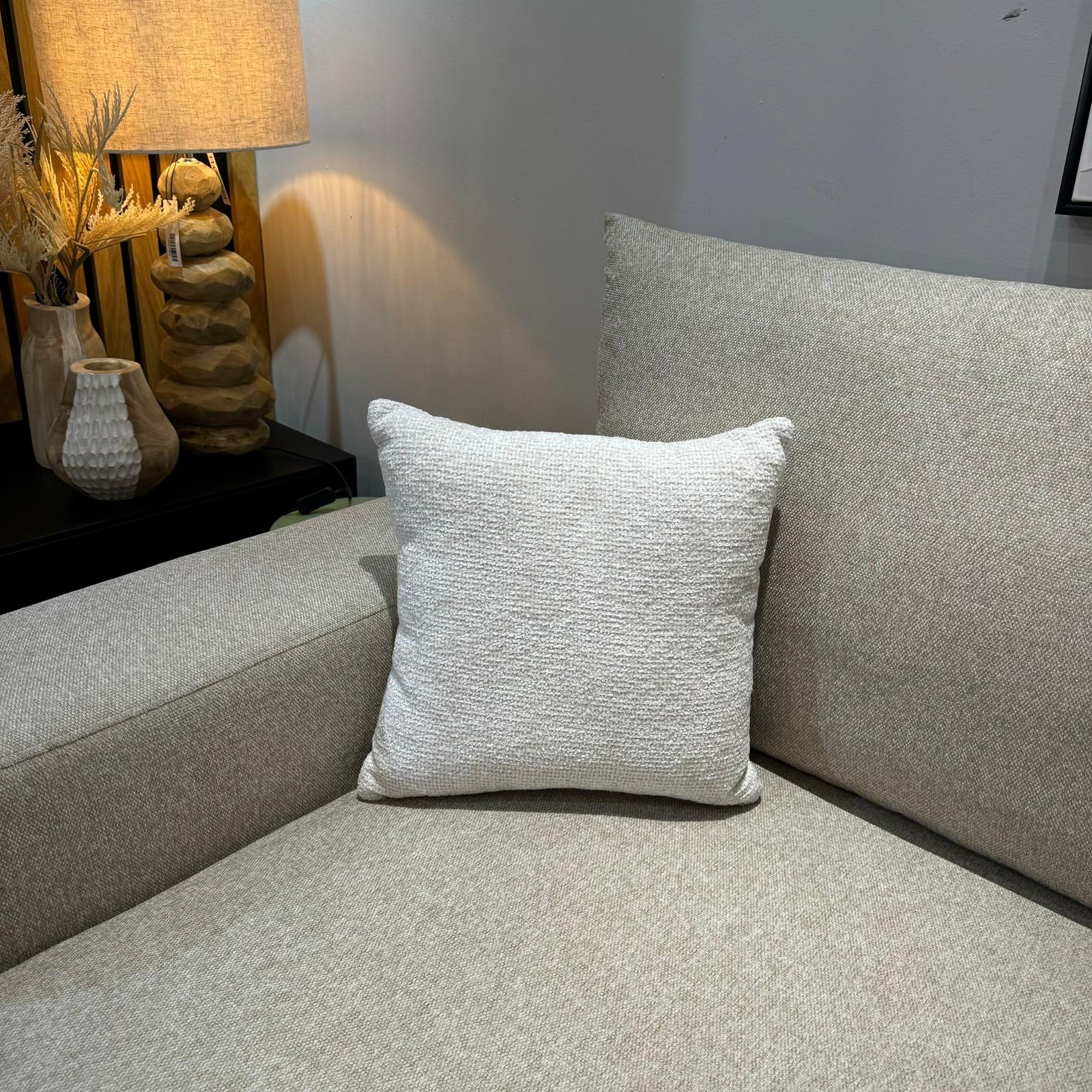 כרית נוי מרובעת אריג שמנת כרית נוי מרובעת אריג שמנת