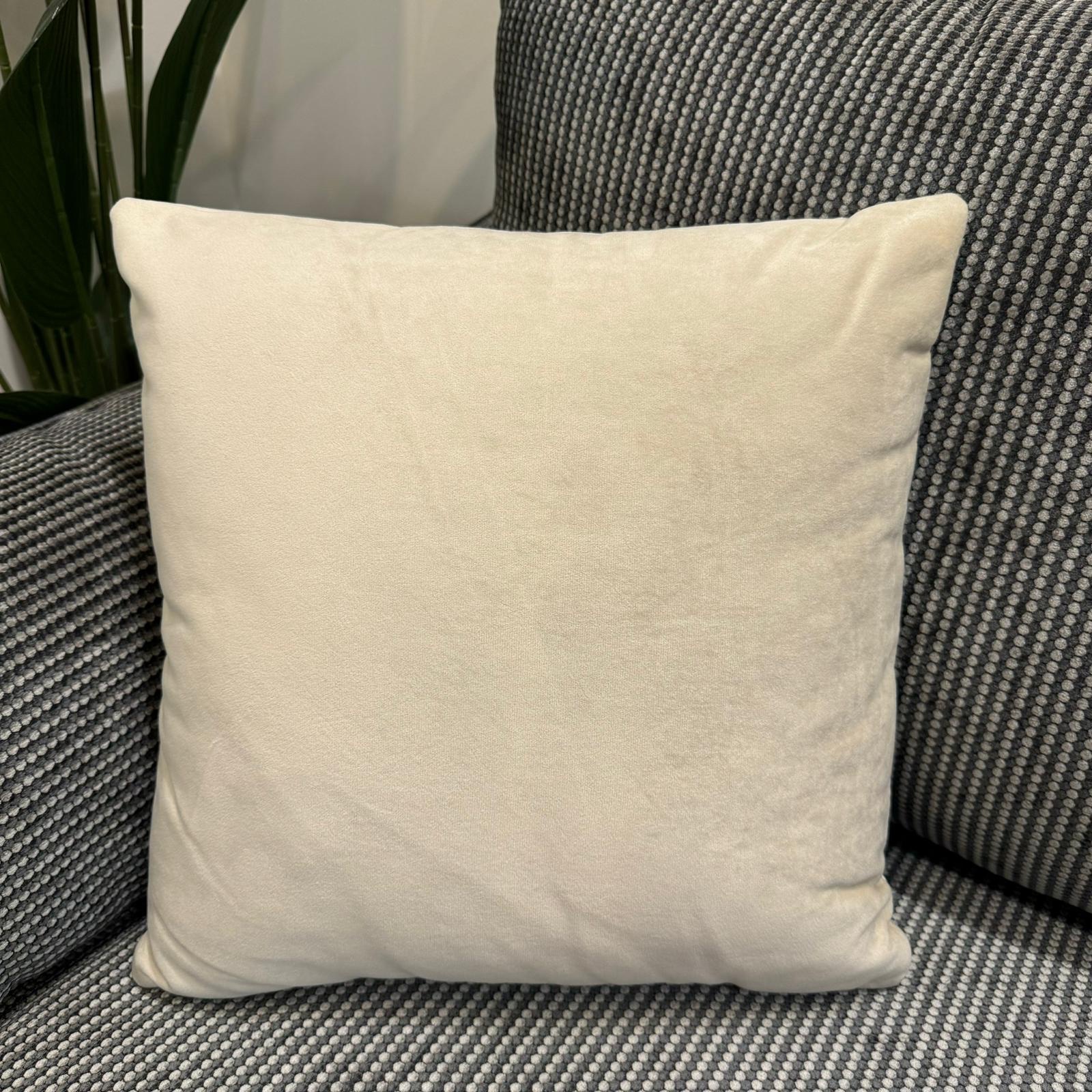 כרית נוי מרובעת קטיפה בז כרית נוי מרובעת קטיפה בז