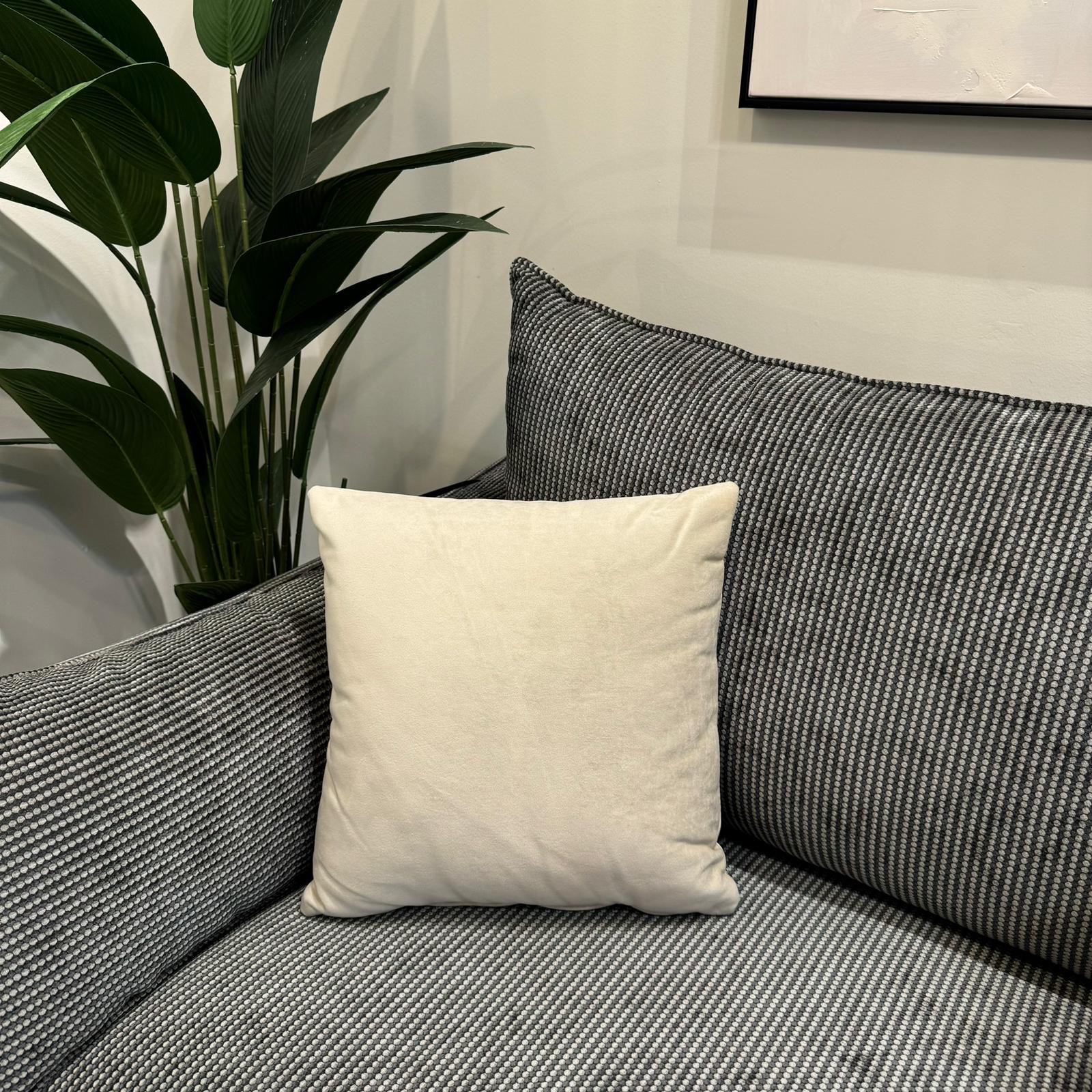 כרית נוי מרובעת קטיפה בז כרית נוי מרובעת קטיפה בז