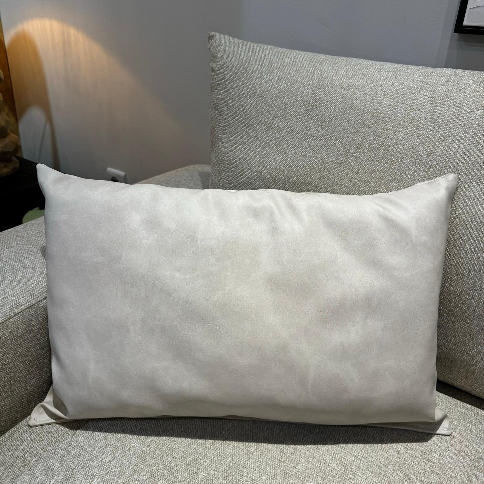 כרית נוי מלבנית דמוי עור שמנת כרית נוי מלבנית דמוי עור שמנת