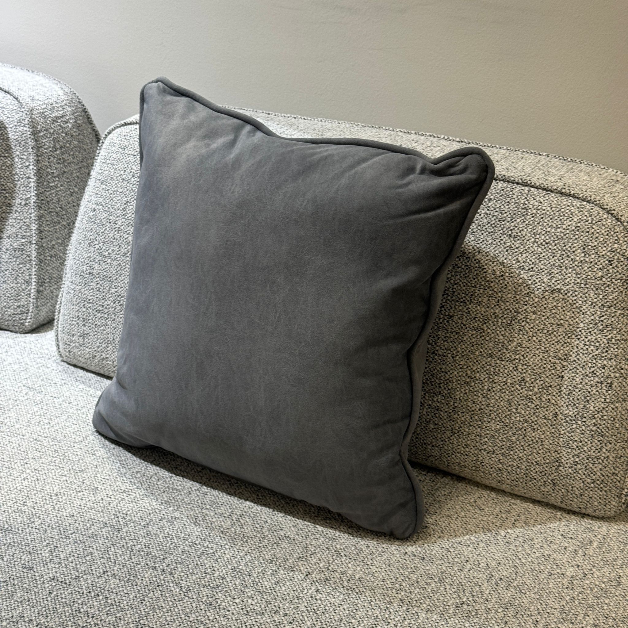 כרית נוי מרובעת אפור כהה כרית נוי מרובעת אפור כהה