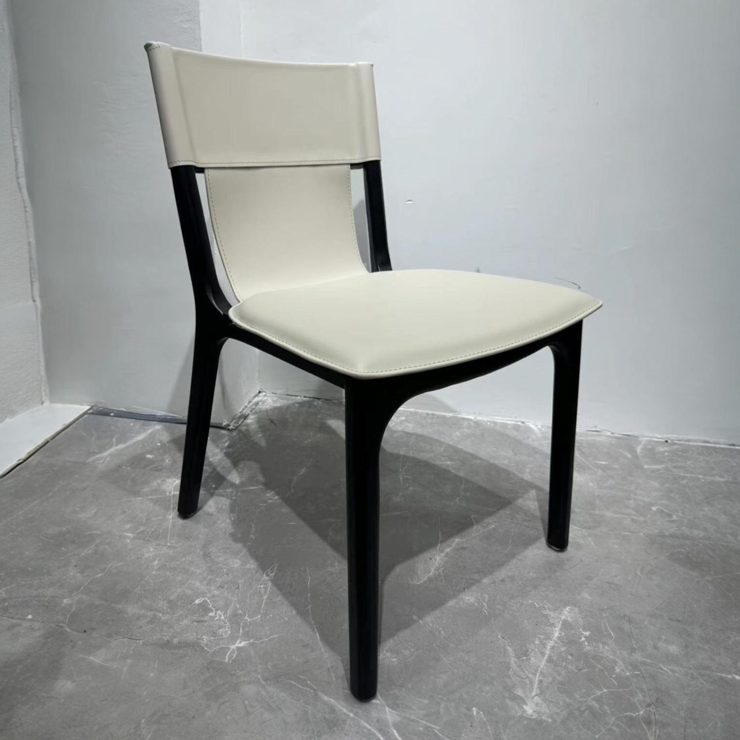 כיסא ברטין עור אבן עץ שחור דגם סופיטל כיסא ברטין עור אבן עץ שחור דגם סופיטל