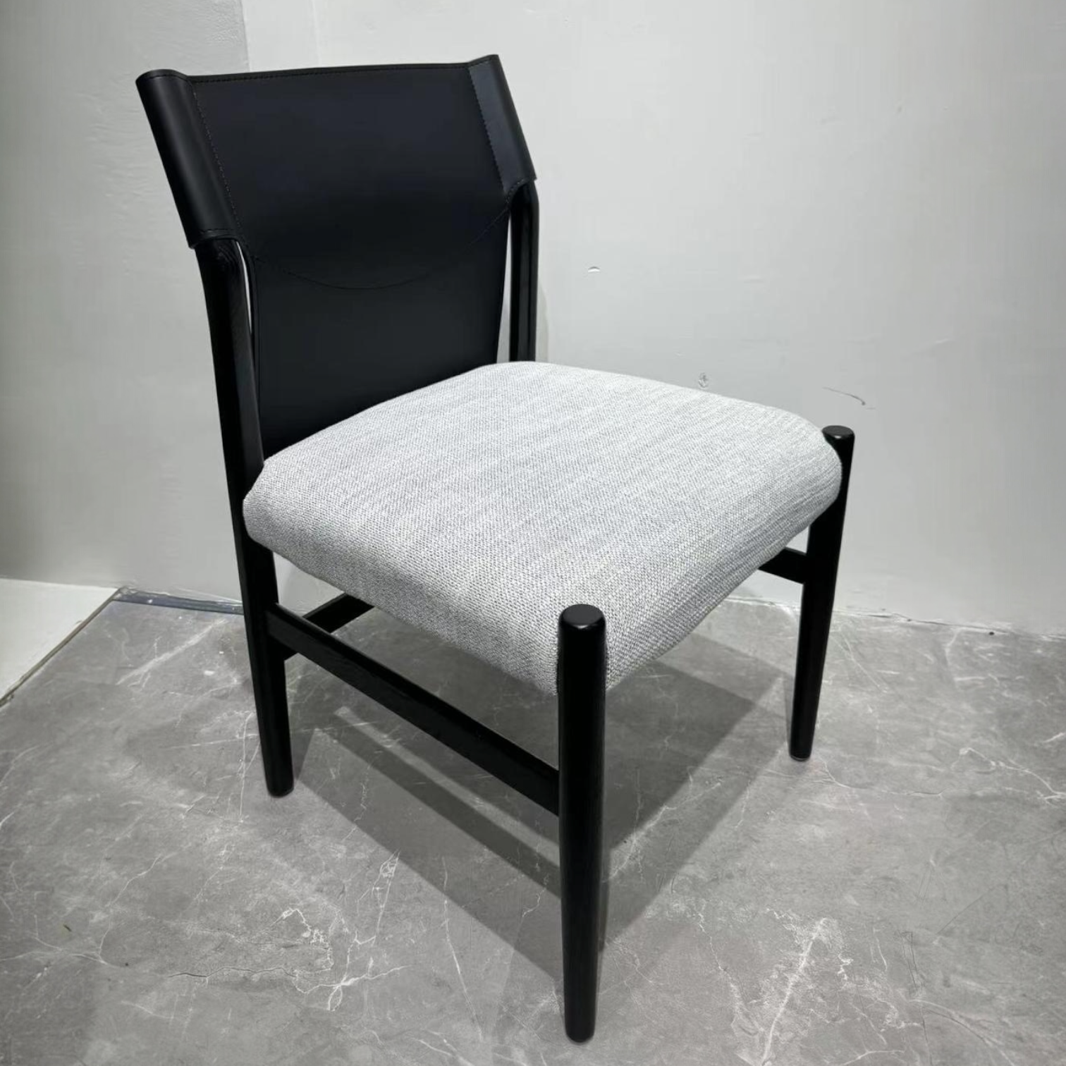 כיסא דומיניק גב עור עץ שחור דגם סופיטל כיסא דומיניק גב עור עץ שחור דגם סופיטל