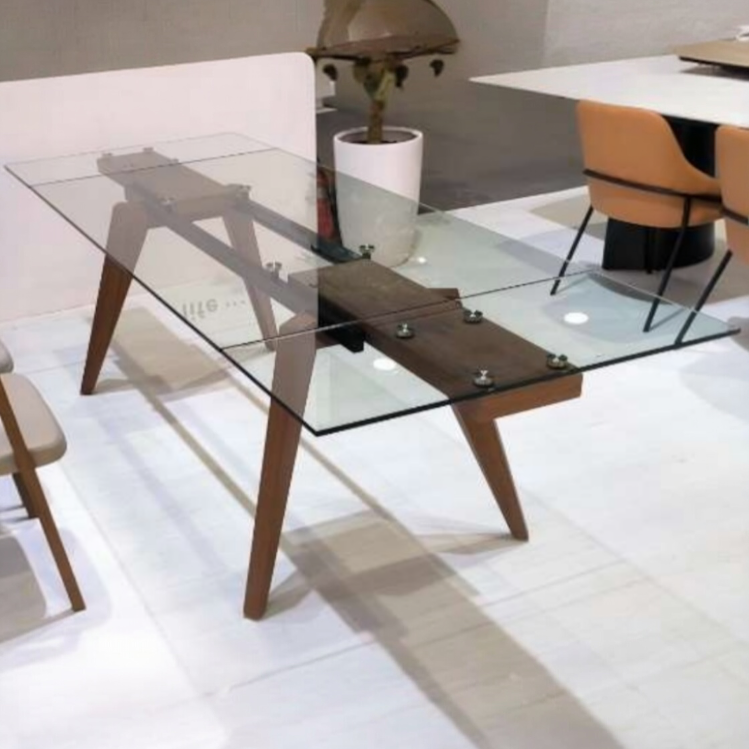 שולחן אוכל זכוכית מחוסמת נפתח רגל אגוז דגם הלן שולחן אוכל זכוכית מחוסמת נפתח רגל אגוז דגם הלן