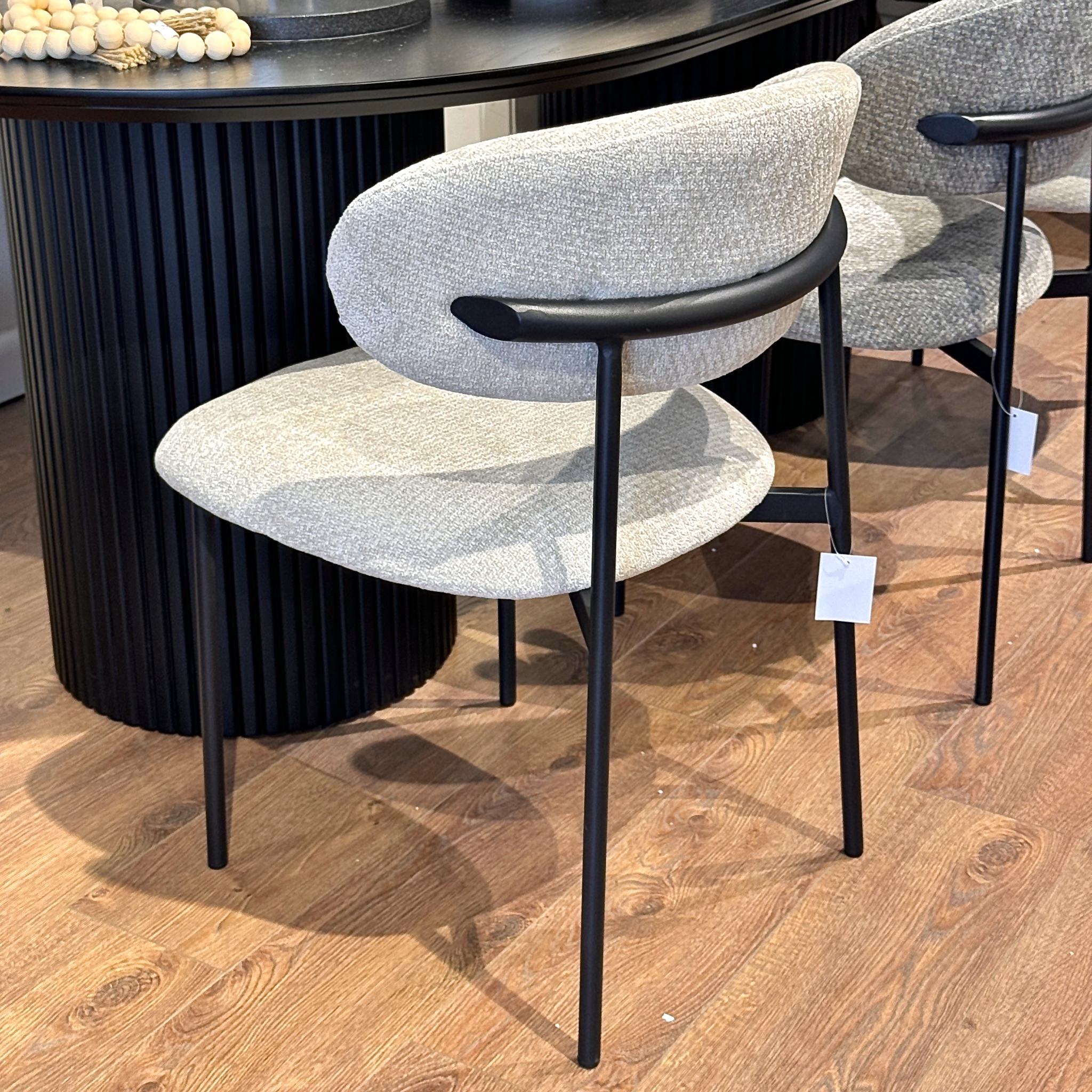 כיסא רינו אריג שמנת רגל ברזל שחור דגם גרייס כיסא רינו אריג שמנת רגל ברזל שחור דגם גרייס