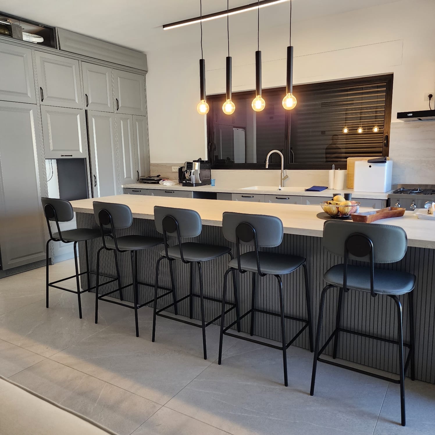 כיסא בר דגם סטפני דמוי עור אפור רגל שחורה כיסא בר דגם סטפני דמוי עור אפור רגל שחורה