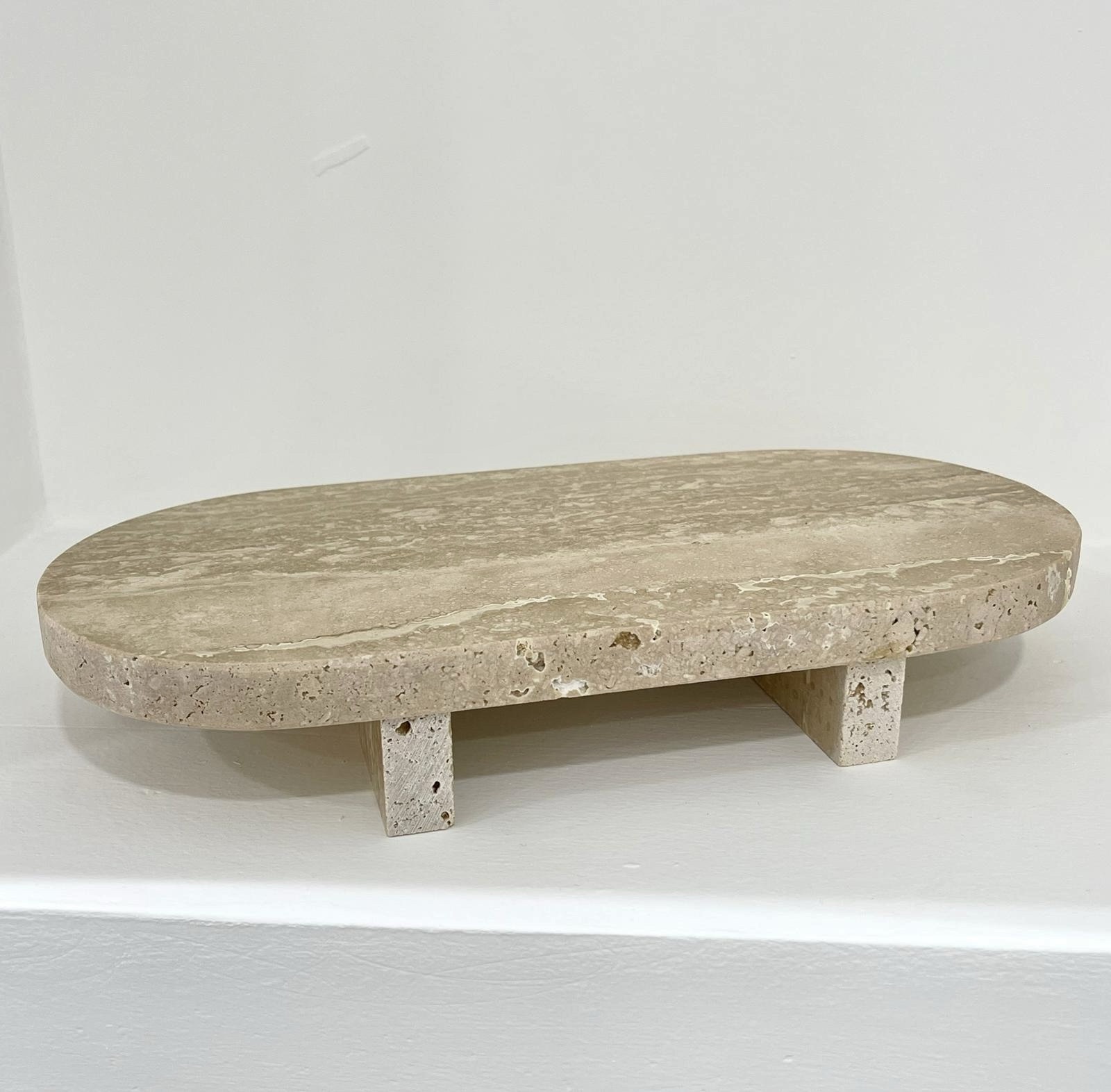 מגש אובלי טרוונטין עם רגל מגש אובלי טרוונטין עם רגל