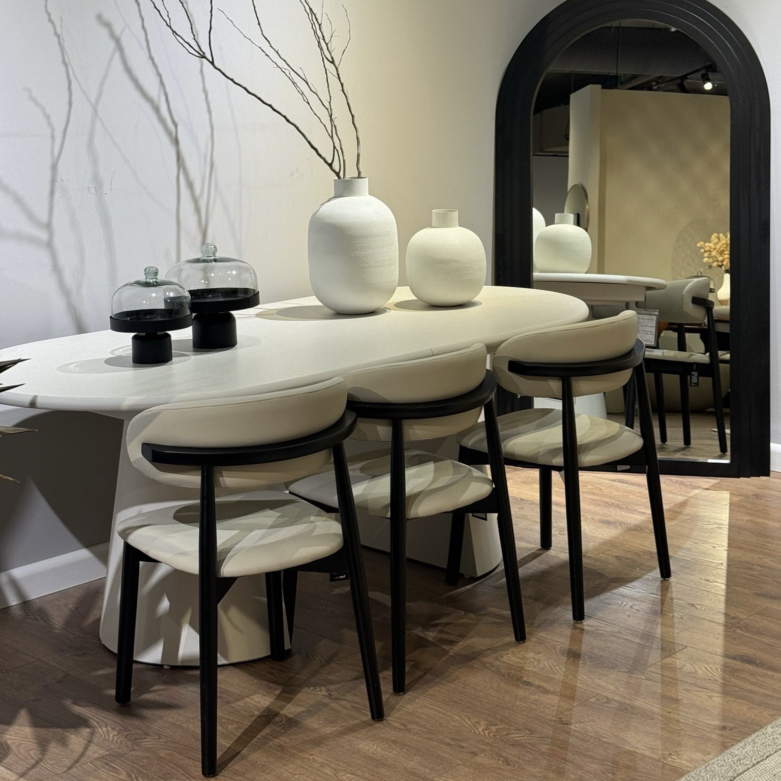 שולחן פינת אוכל אובלי בעיצוב מינימליסטי דגם סביון שולחן פינת אוכל אובלי בעיצוב מינימליסטי דגם סביון