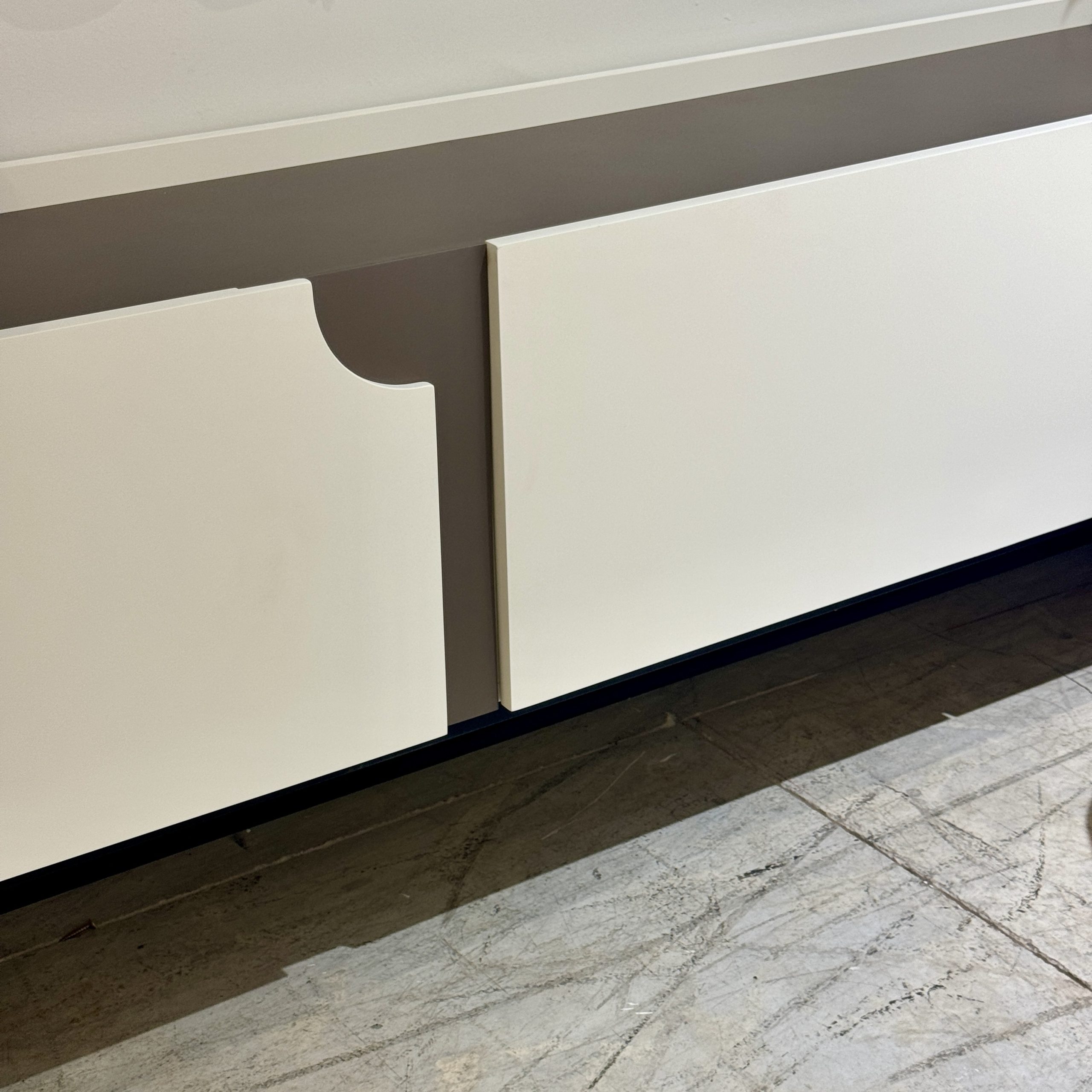 מזנון דגם טאו מעוגל רגל ברזל מזנון דגם טאו מעוגל רגל ברזל