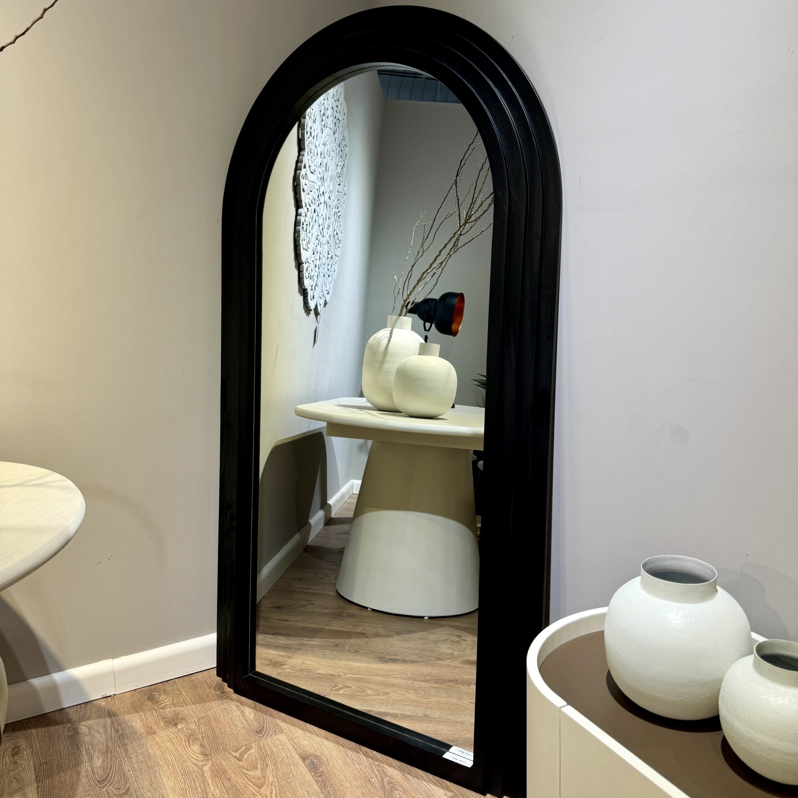 מראה עץ מלא מסגרת שחורה חצי ירח דגם מוריאל מראה עץ מלא מסגרת שחורה חצי ירח דגם מוריאל