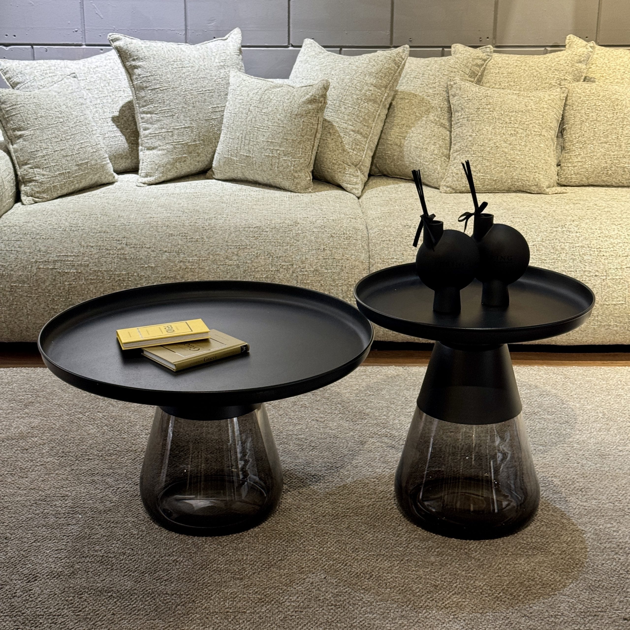 סט שולחנות סלון מגש ברזל ורגל זכוכית כהה דגם גרייס סט שולחנות סלון מגש ברזל ורגל זכוכית כהה דגם גרייס