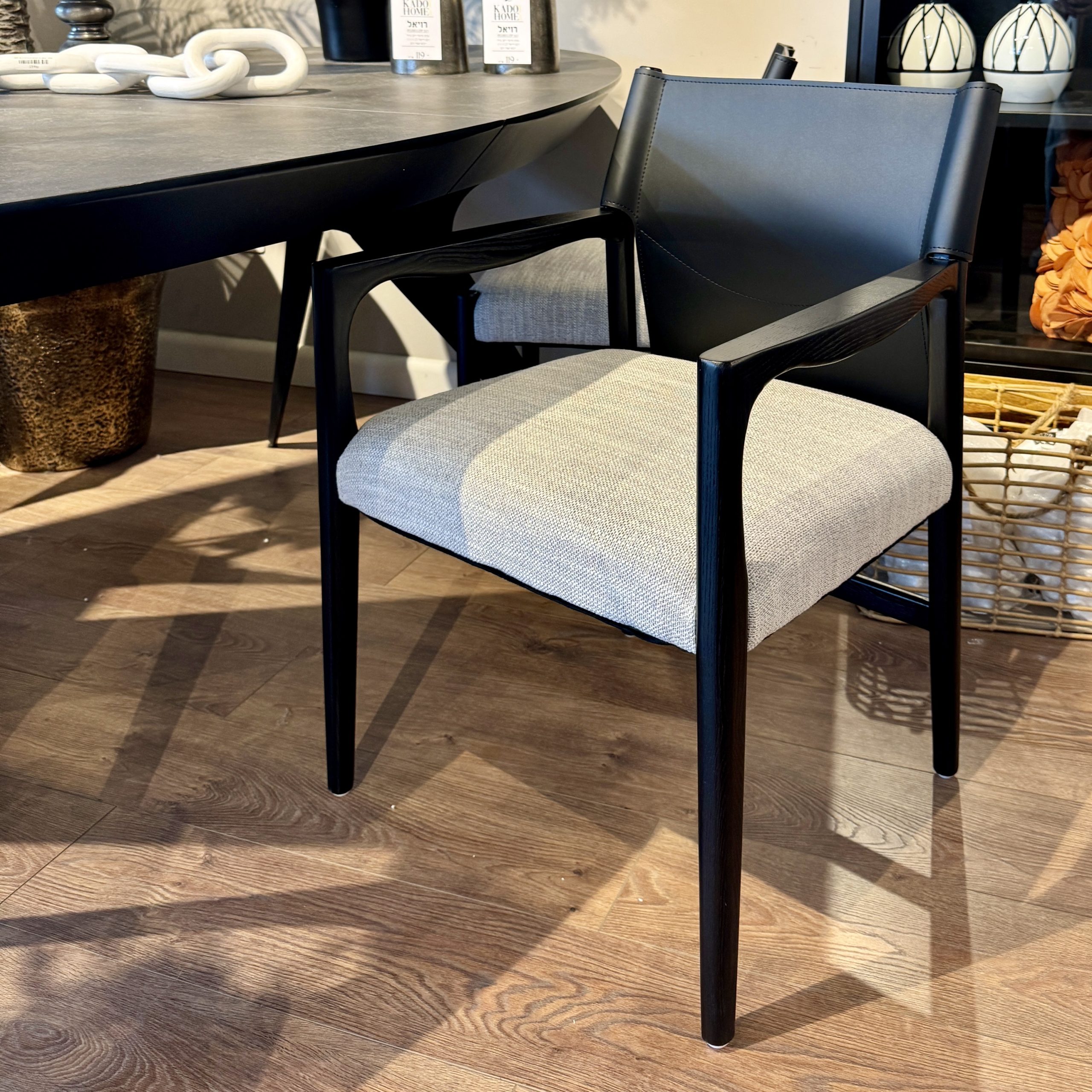 כיסא כורסא דומיניק עץ שחור דגם סופיטל כיסא כורסא דומיניק עץ שחור דגם סופיטל