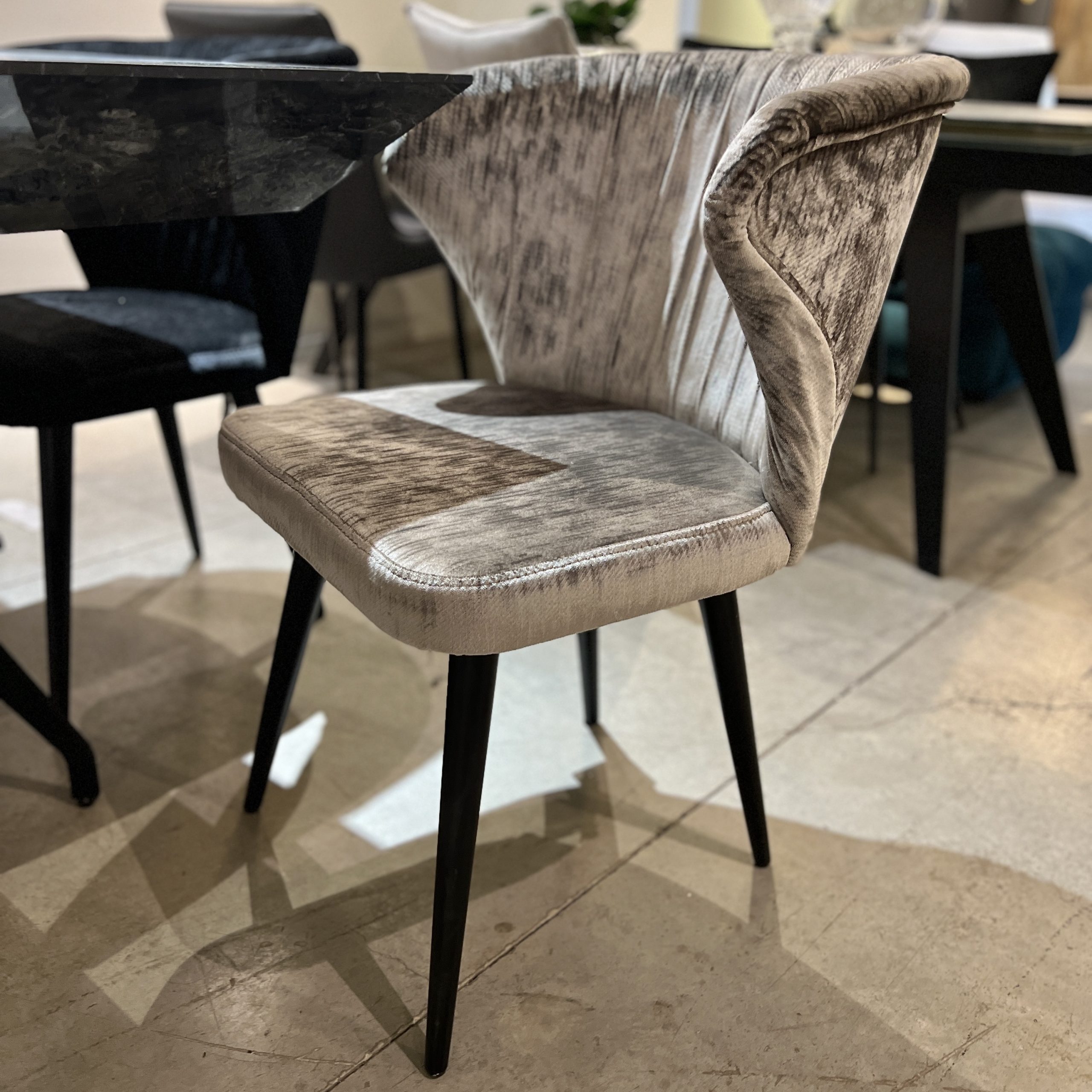 כיסא קטיפה אפור דגם דייל - חיסול! כיסא קטיפה אפור דגם דייל - חיסול!