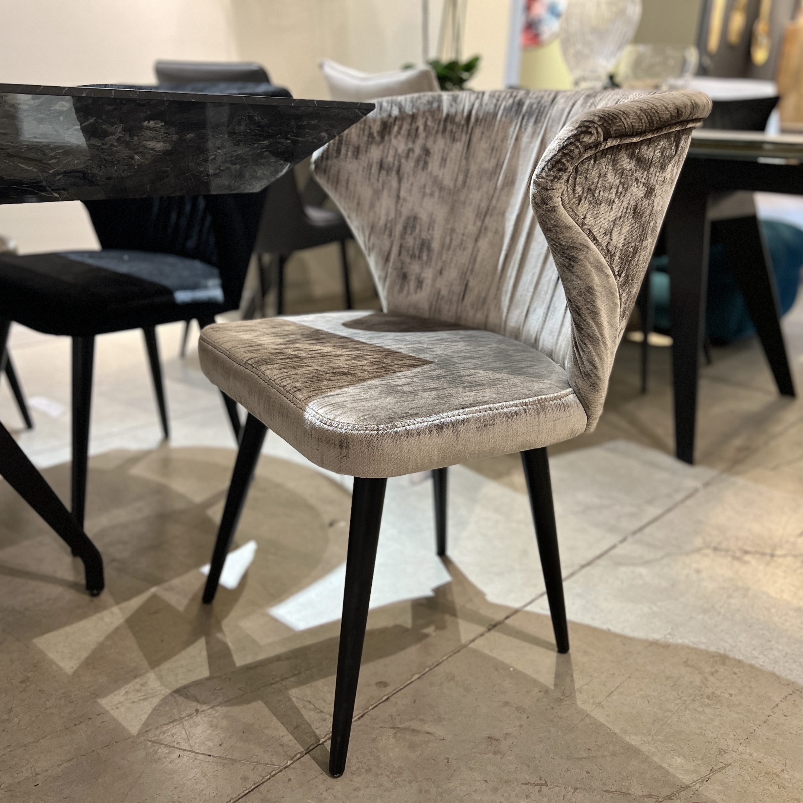 כיסא קטיפה אפור דגם דייל - חיסול! כיסא קטיפה אפור דגם דייל - חיסול!