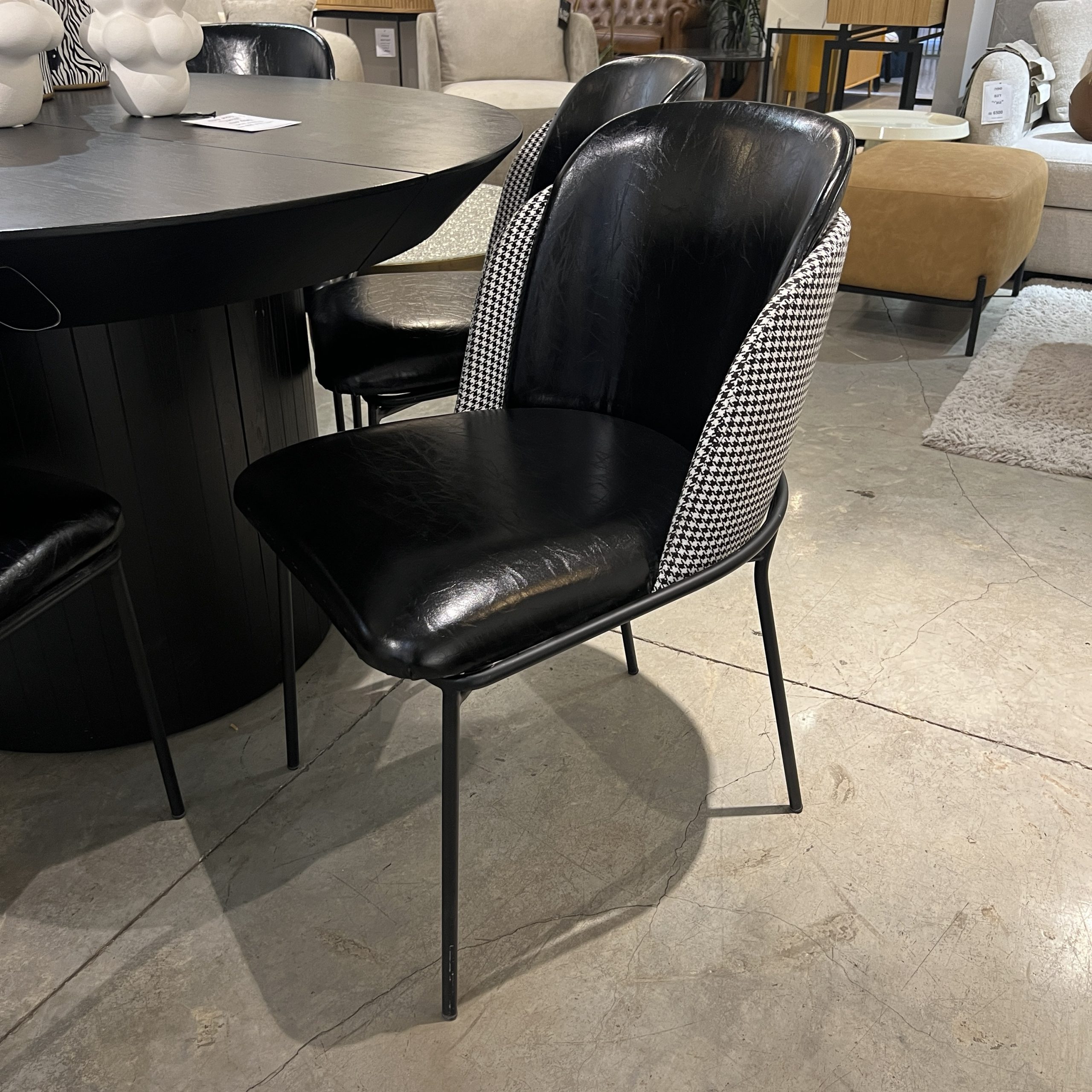 כיסא דמוי עור שחור וגב פיפטה דגם איתי כיסא דמוי עור שחור וגב פיפטה דגם איתי