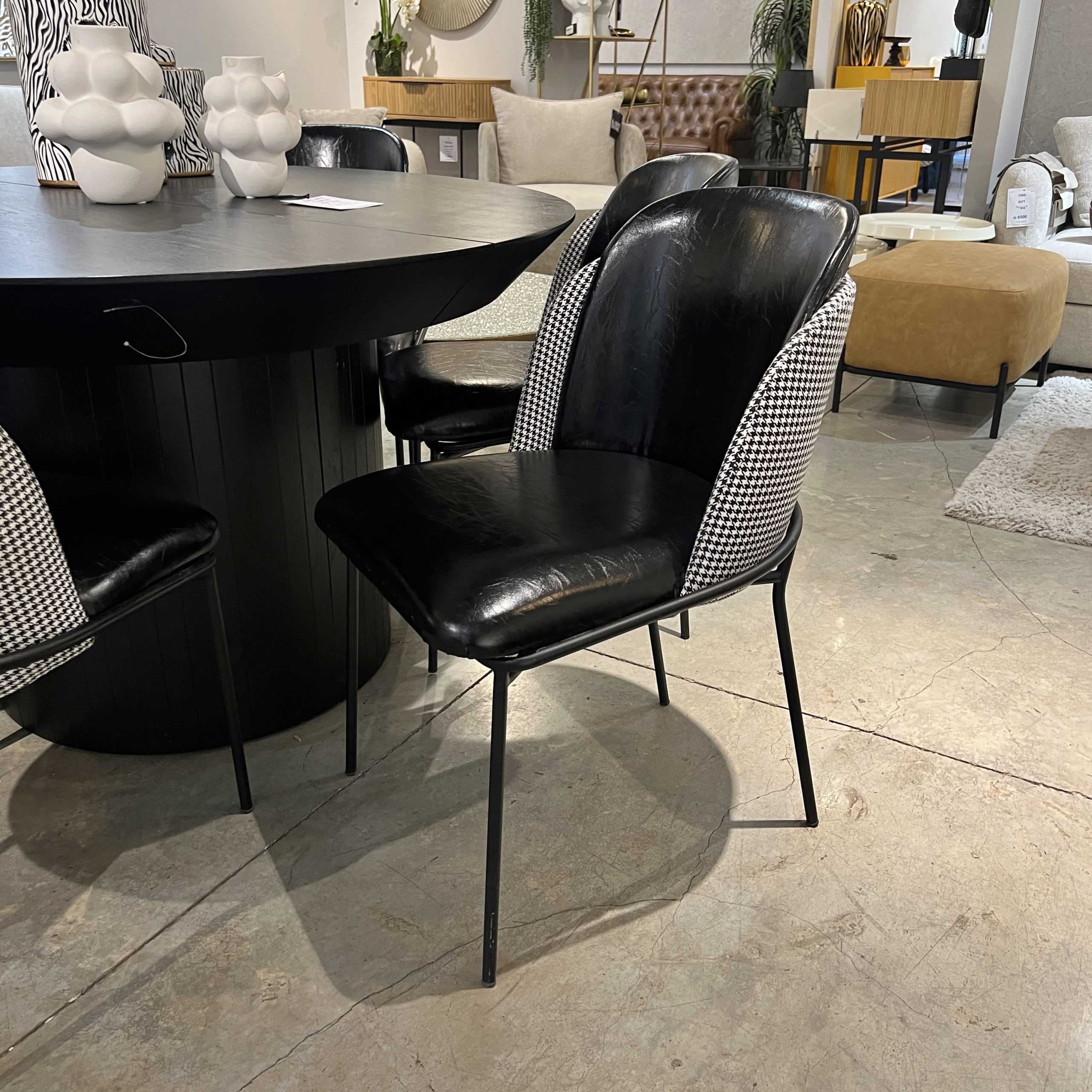 כיסא דמוי עור שחור וגב פיפטה דגם איתי כיסא דמוי עור שחור וגב פיפטה דגם איתי