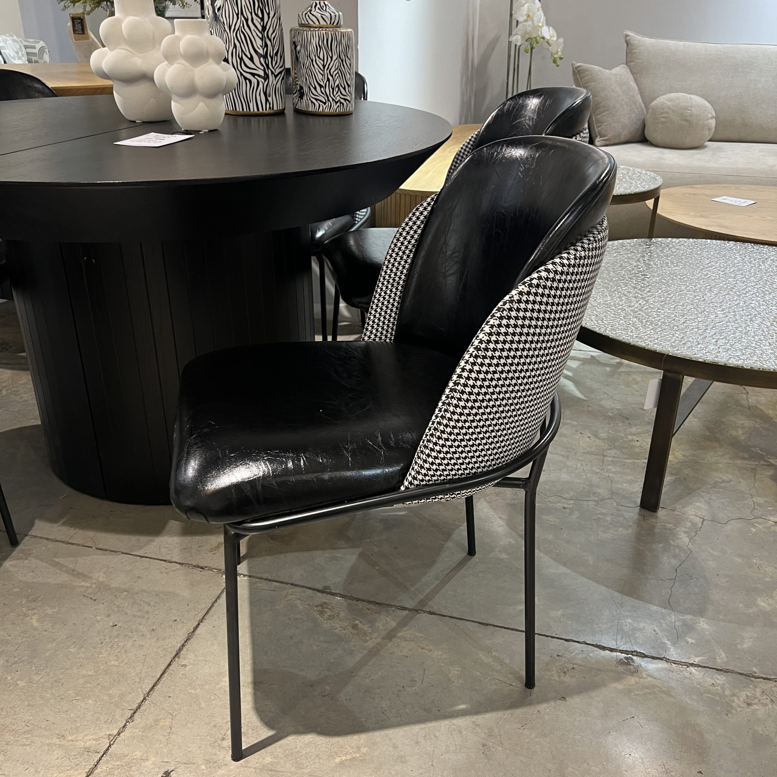 כיסא דמוי עור שחור וגב פיפטה דגם איתי כיסא דמוי עור שחור וגב פיפטה דגם איתי