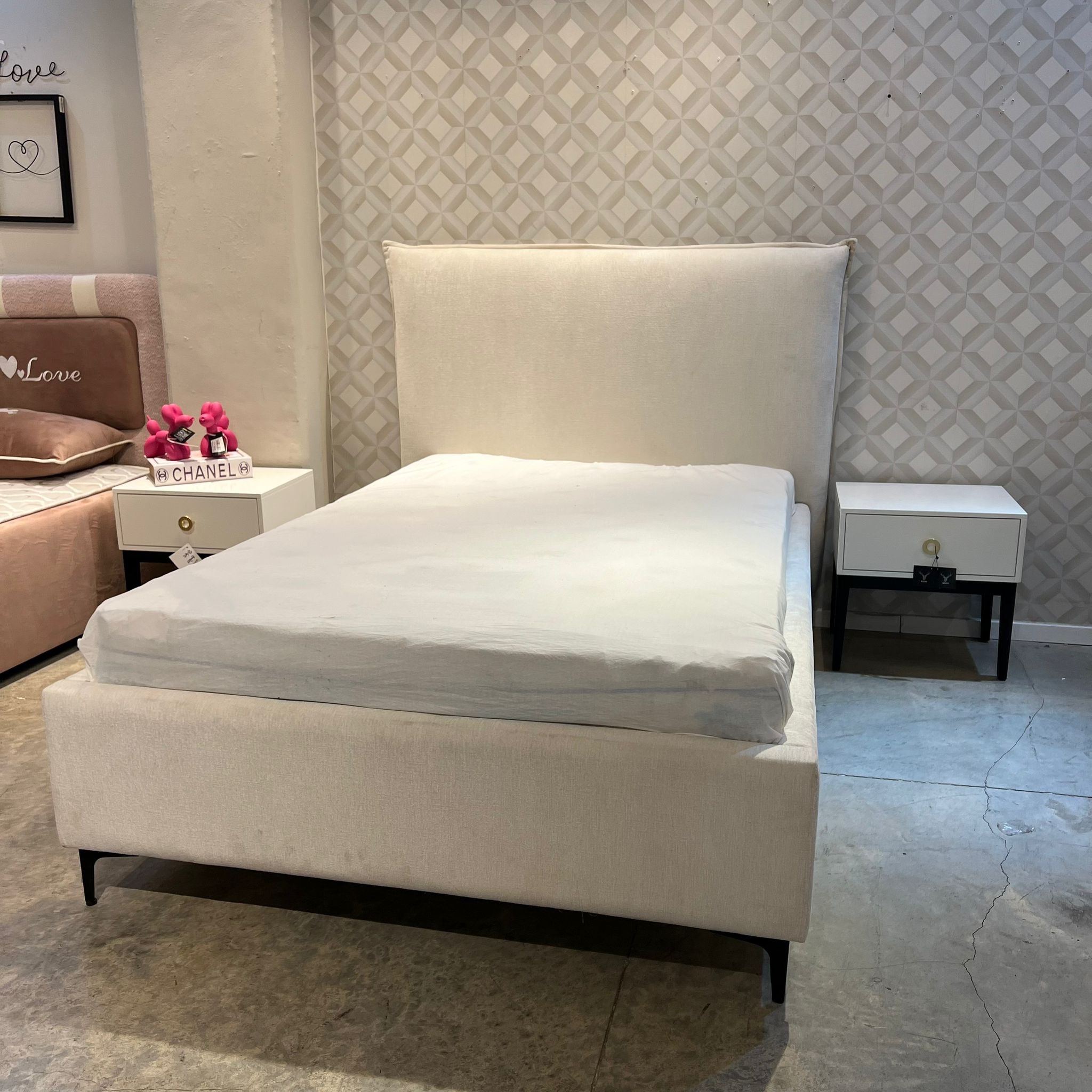 מיטה דגם סוהו בד אריג אבן מיטה דגם סוהו בד אריג אבן