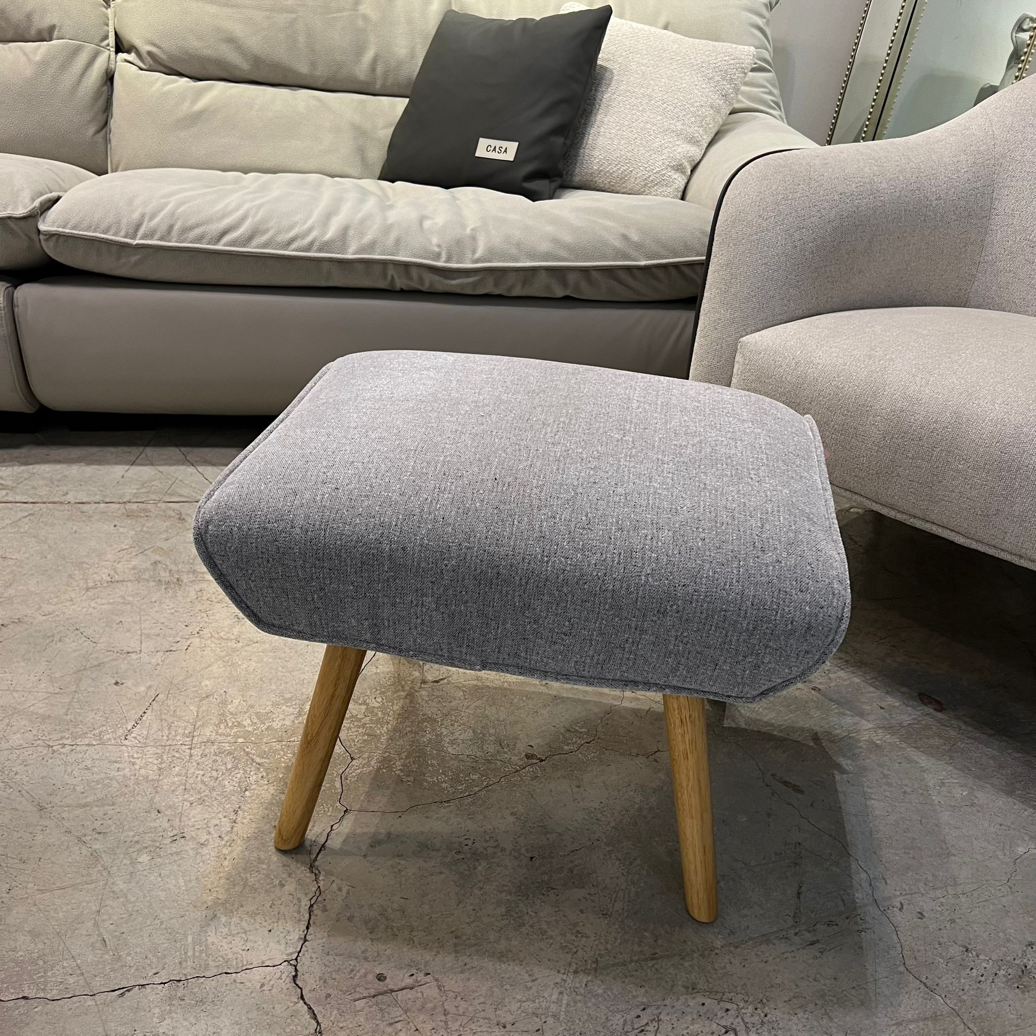 הדום מלבני אפור בהיר רגלי עץ