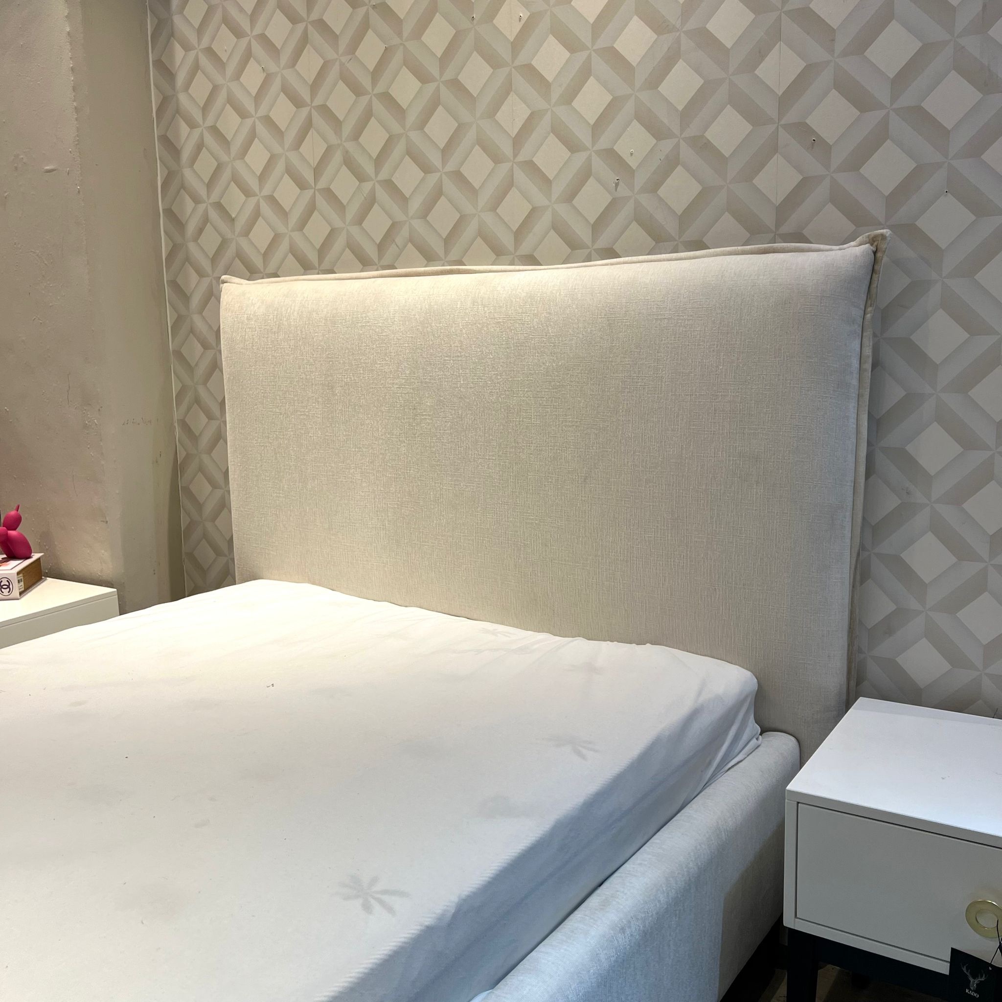 מיטה דגם סוהו בד אריג אבן מיטה דגם סוהו בד אריג אבן