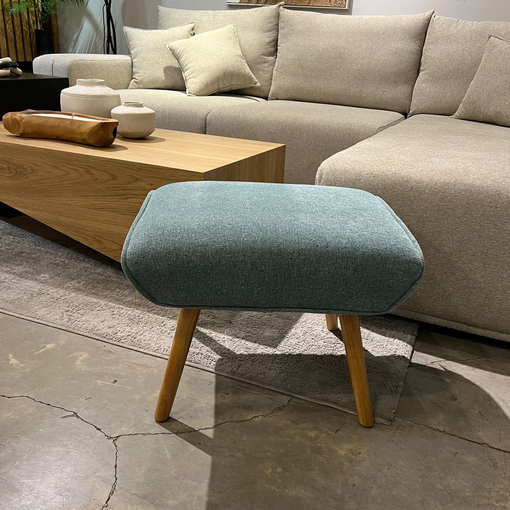 הדום מלבני תכלת רגלי עץ