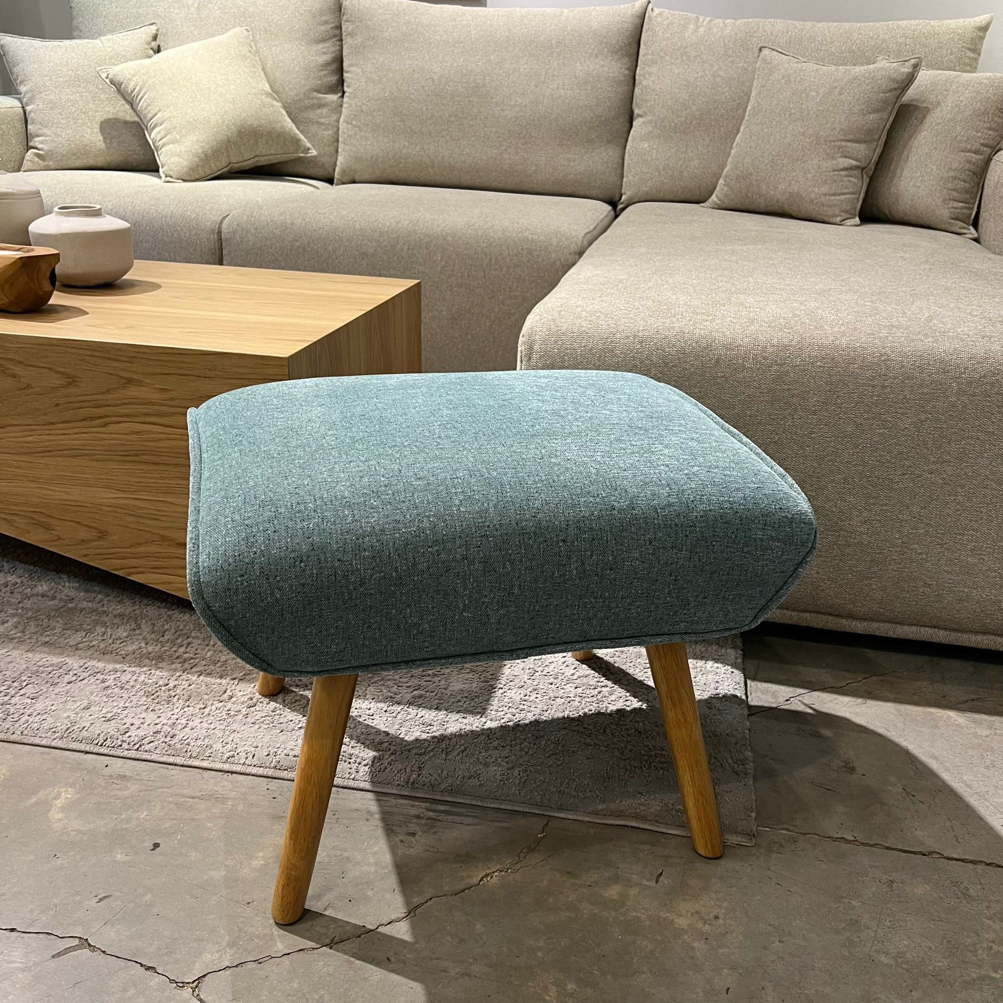 הדום מלבני תכלת רגלי עץ