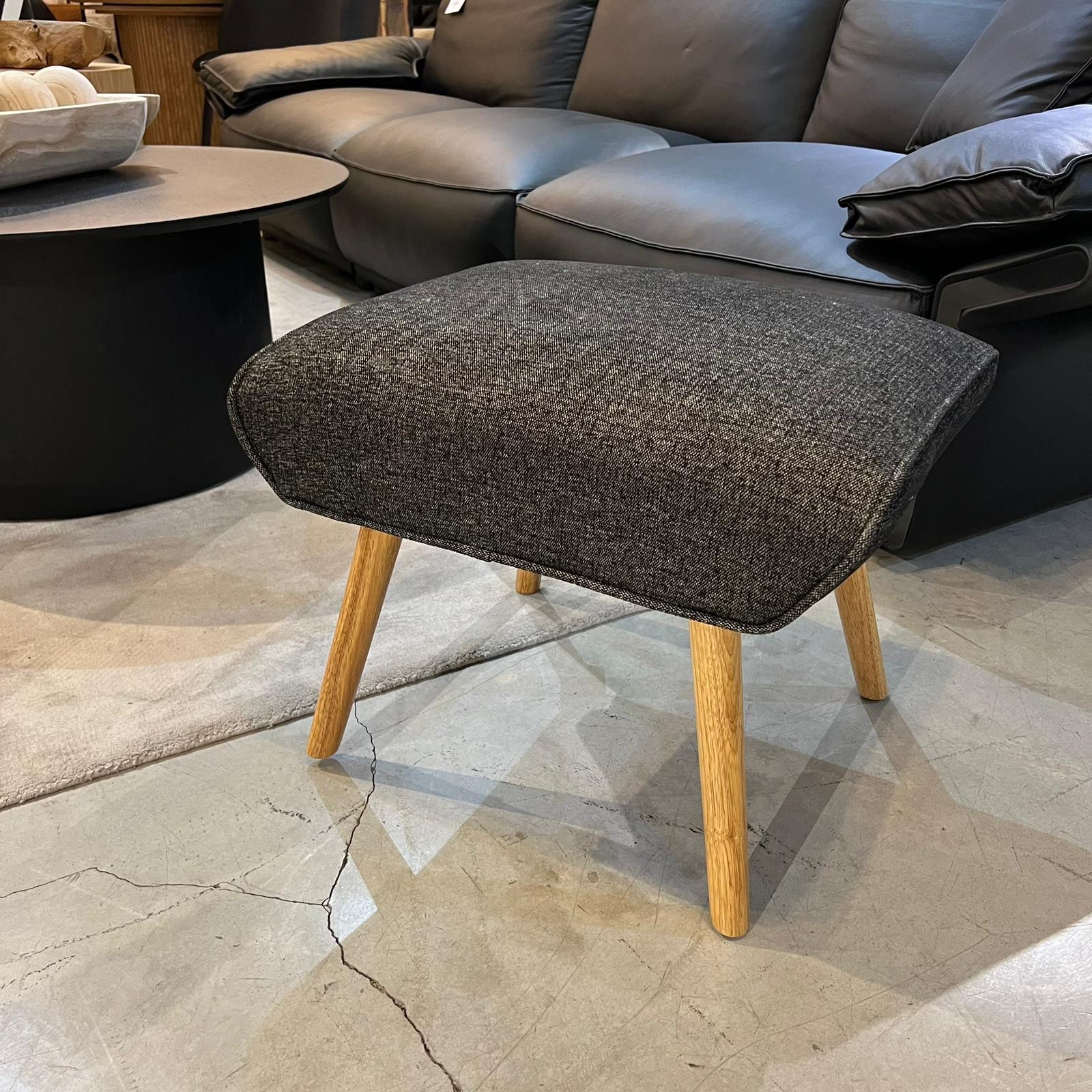 הדום מלבני אפור שחור רגלי עץ הדום מלבני אפור שחור רגלי עץ