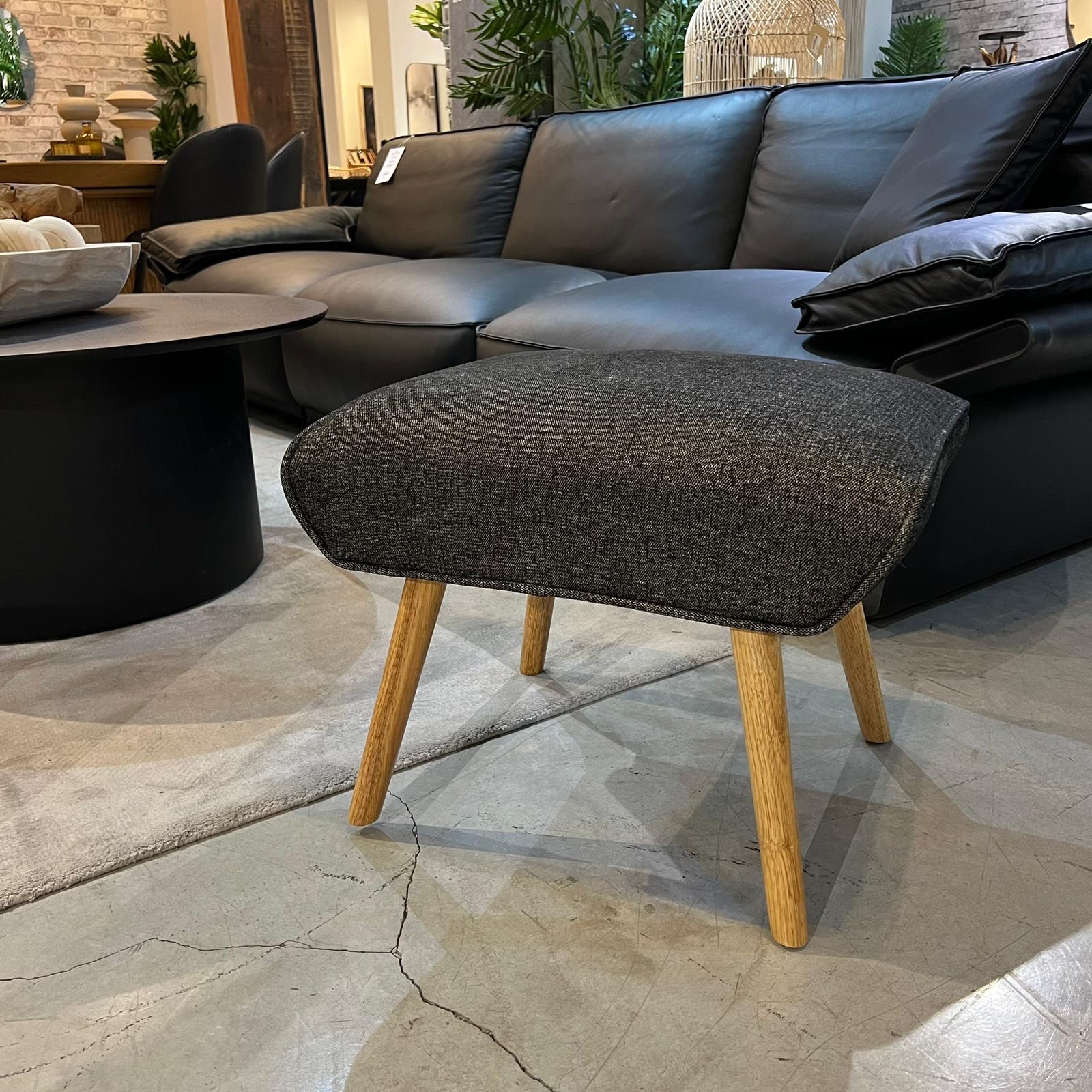 הדום מלבני אפור שחור רגלי עץ הדום מלבני אפור שחור רגלי עץ