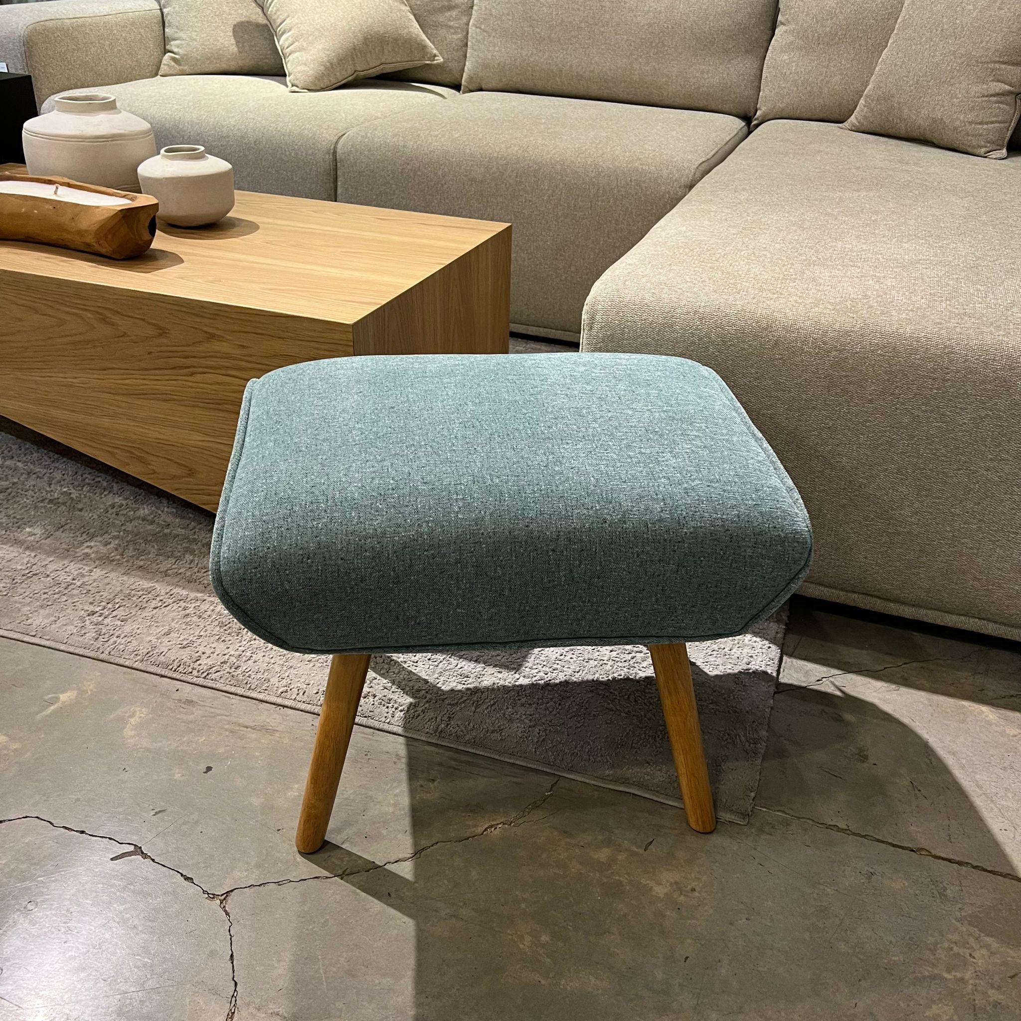 הדום מלבני תכלת רגלי עץ