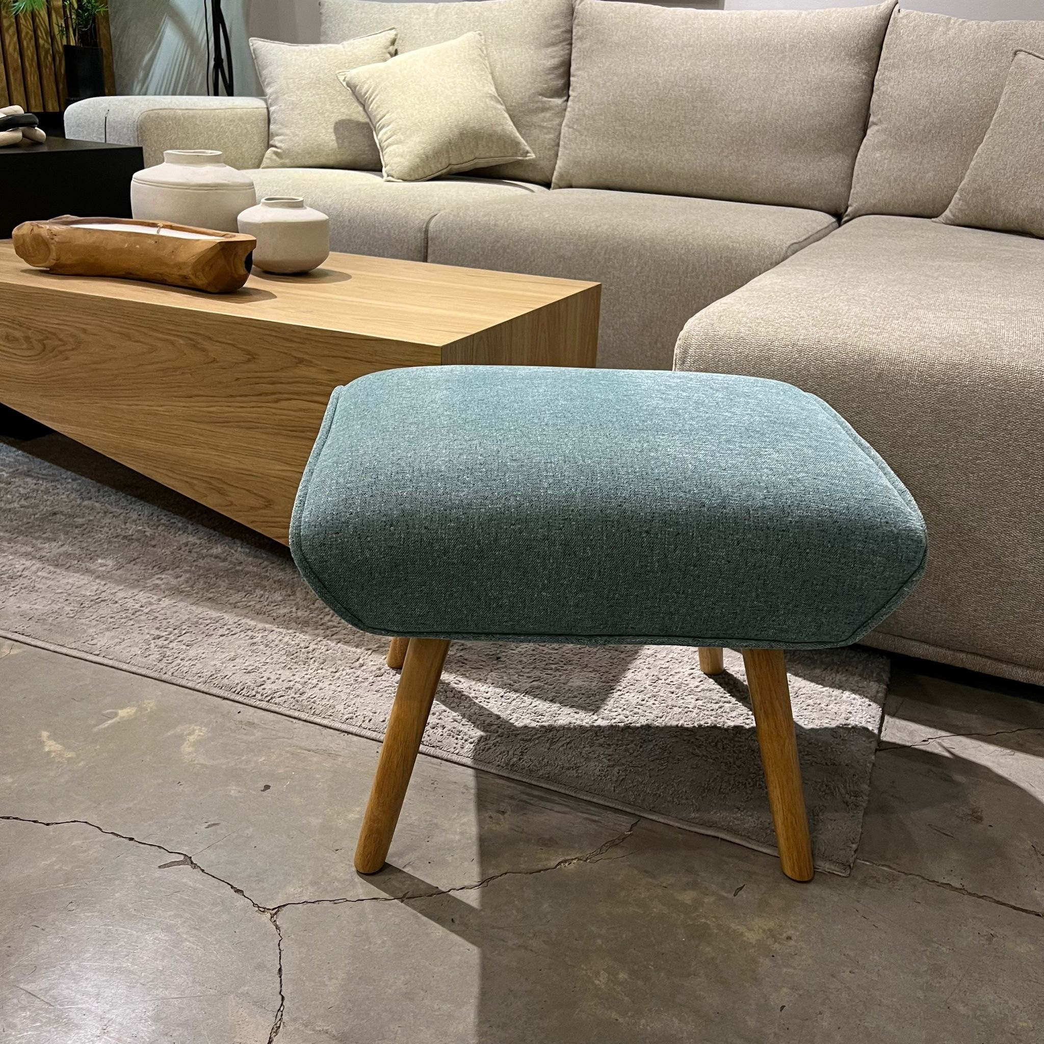 הדום מלבני תכלת רגלי עץ