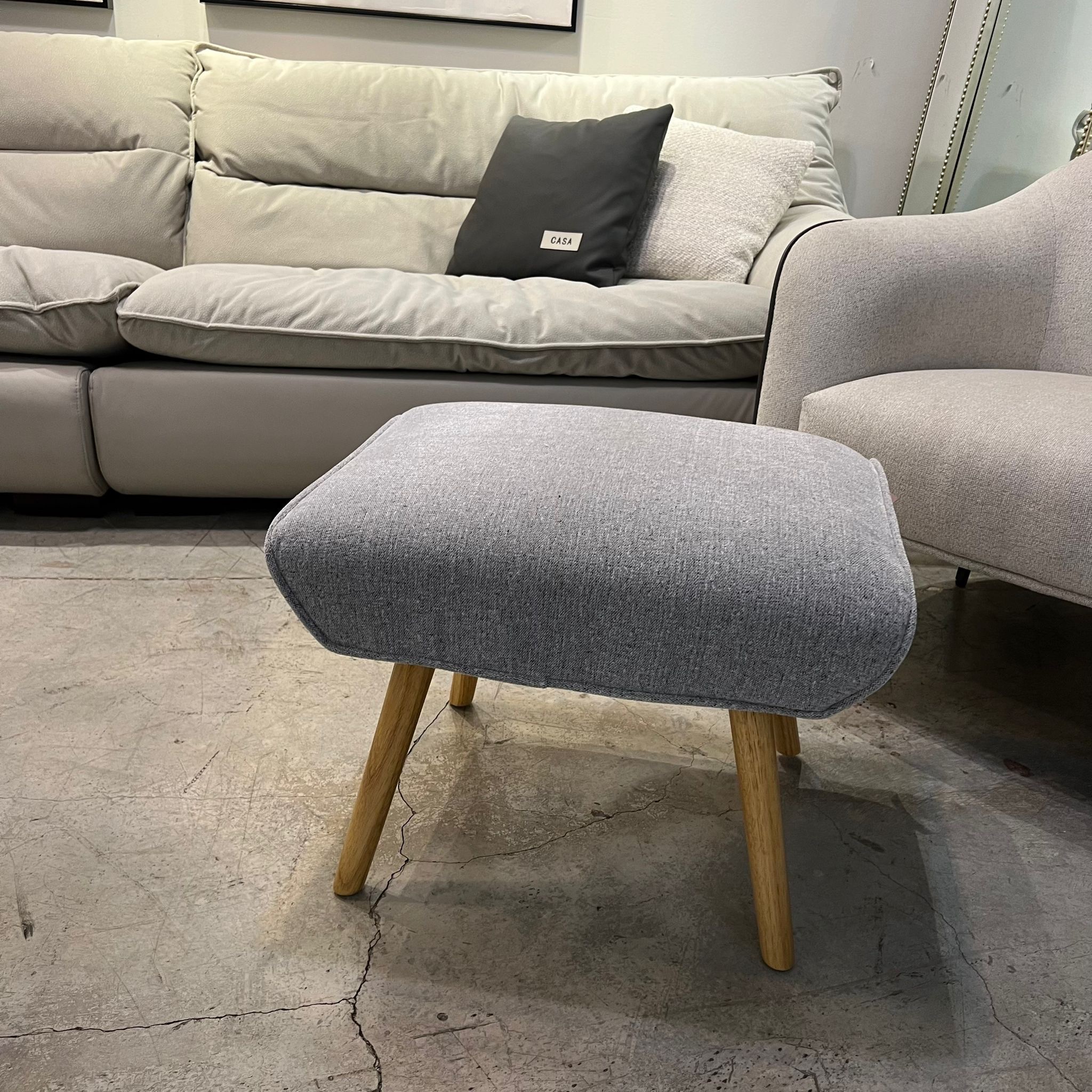 הדום מלבני אפור בהיר רגלי עץ