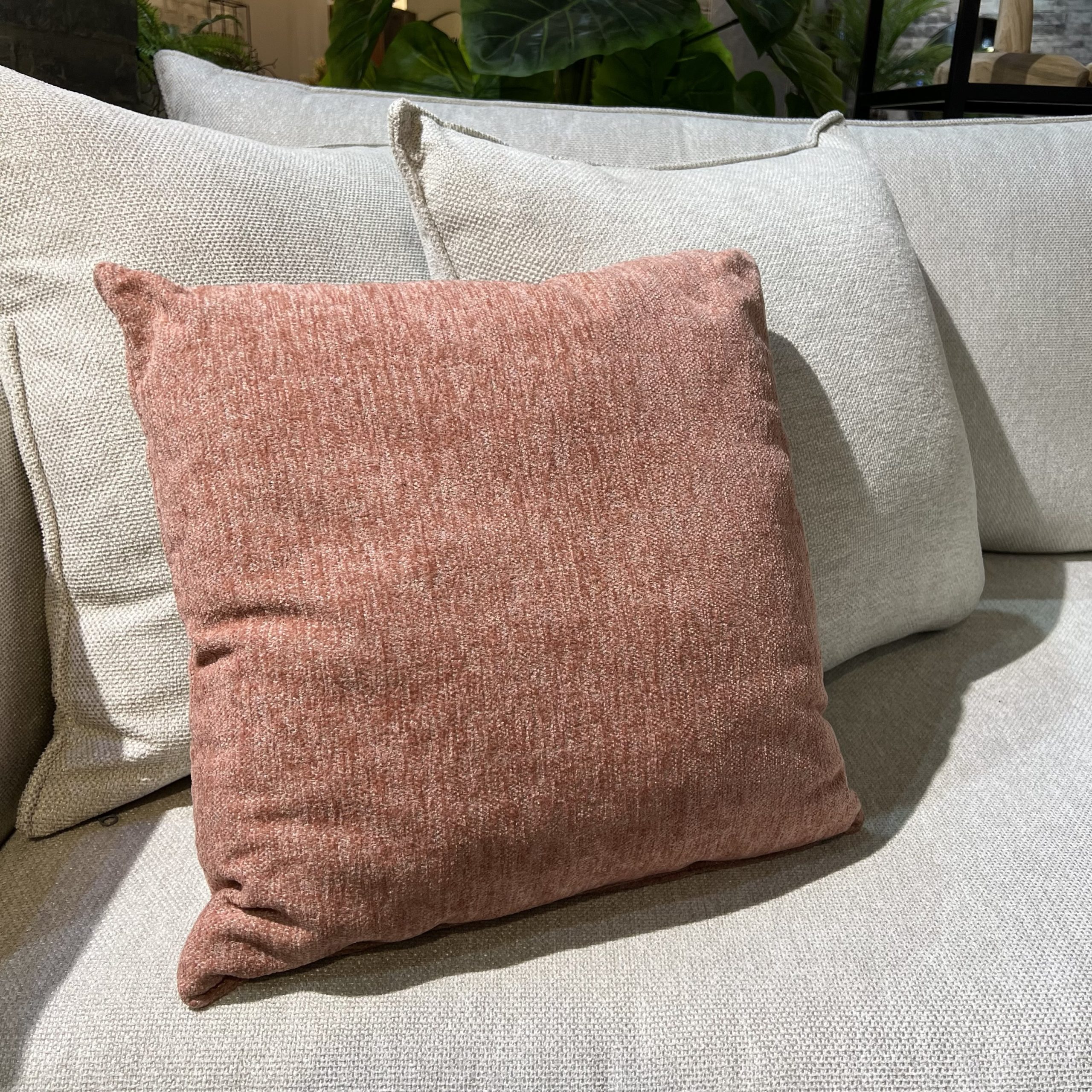 כרית נוי מרובעת אפרסק דגם גאיה כרית נוי מרובעת אפרסק דגם גאיה