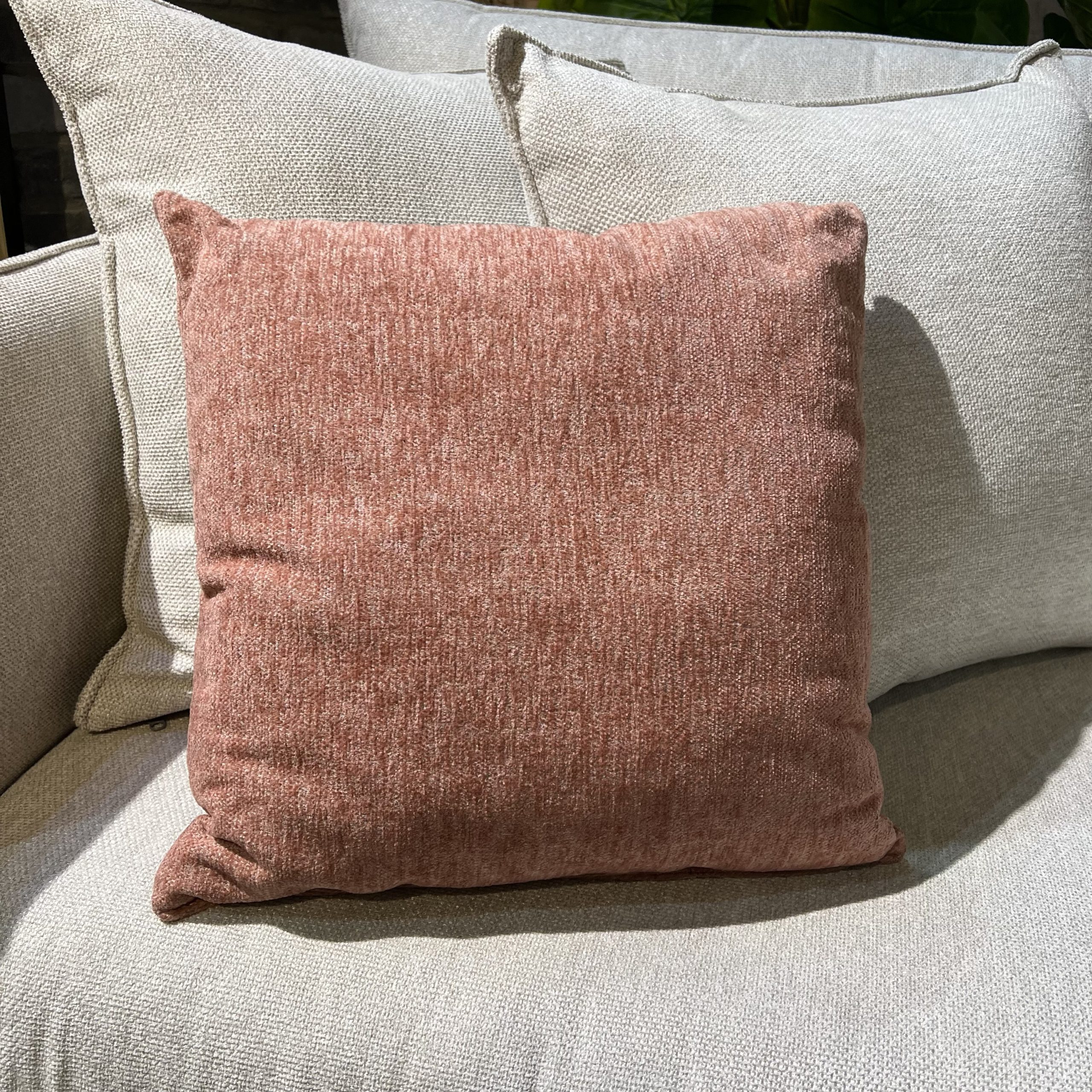 כרית נוי מרובעת אפרסק דגם גאיה כרית נוי מרובעת אפרסק דגם גאיה