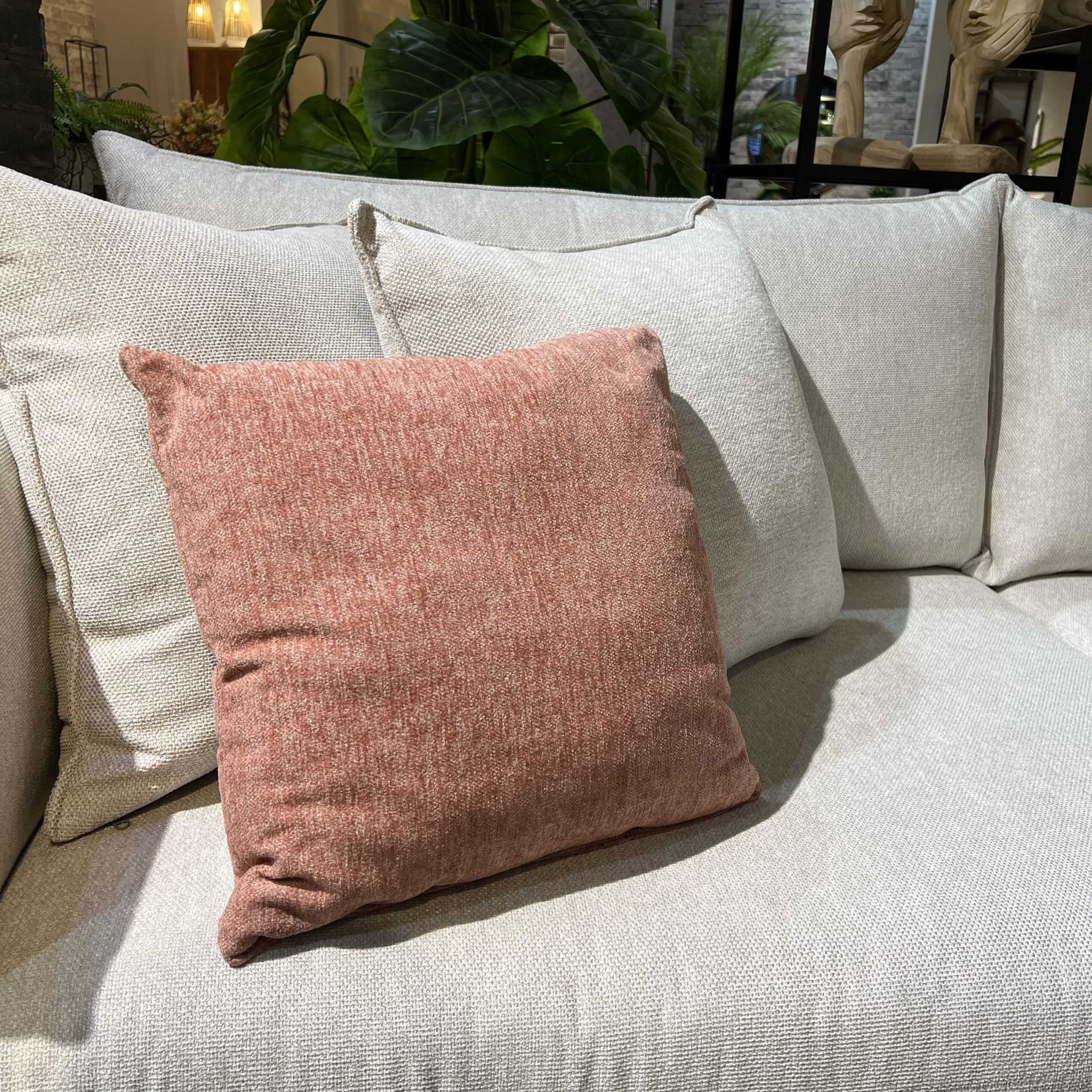 כרית נוי מרובעת אפרסק דגם גאיה כרית נוי מרובעת אפרסק דגם גאיה