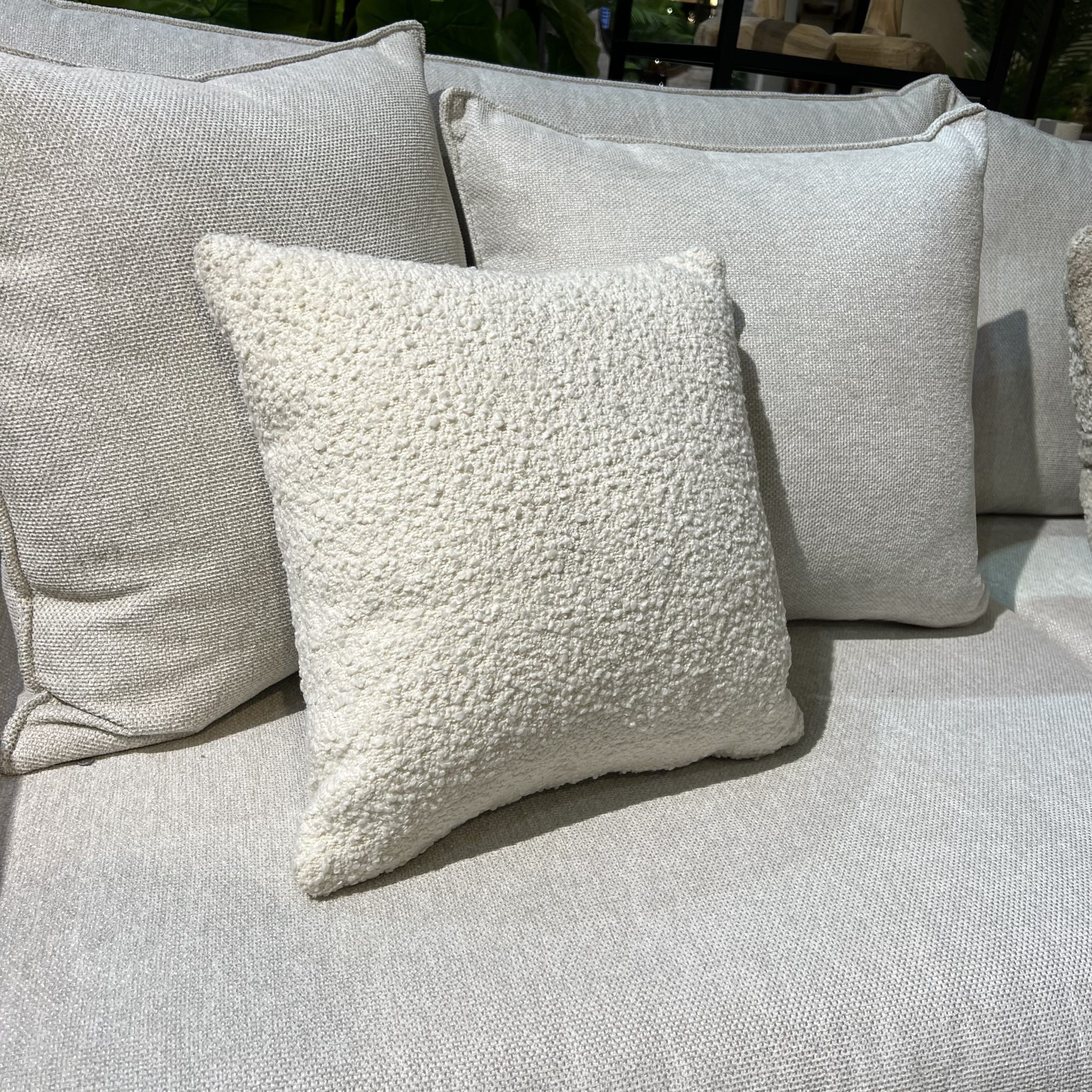 כרית נוי מרובעת בוקלה שמנת דגם סהר כרית נוי מרובעת בוקלה שמנת דגם סהר